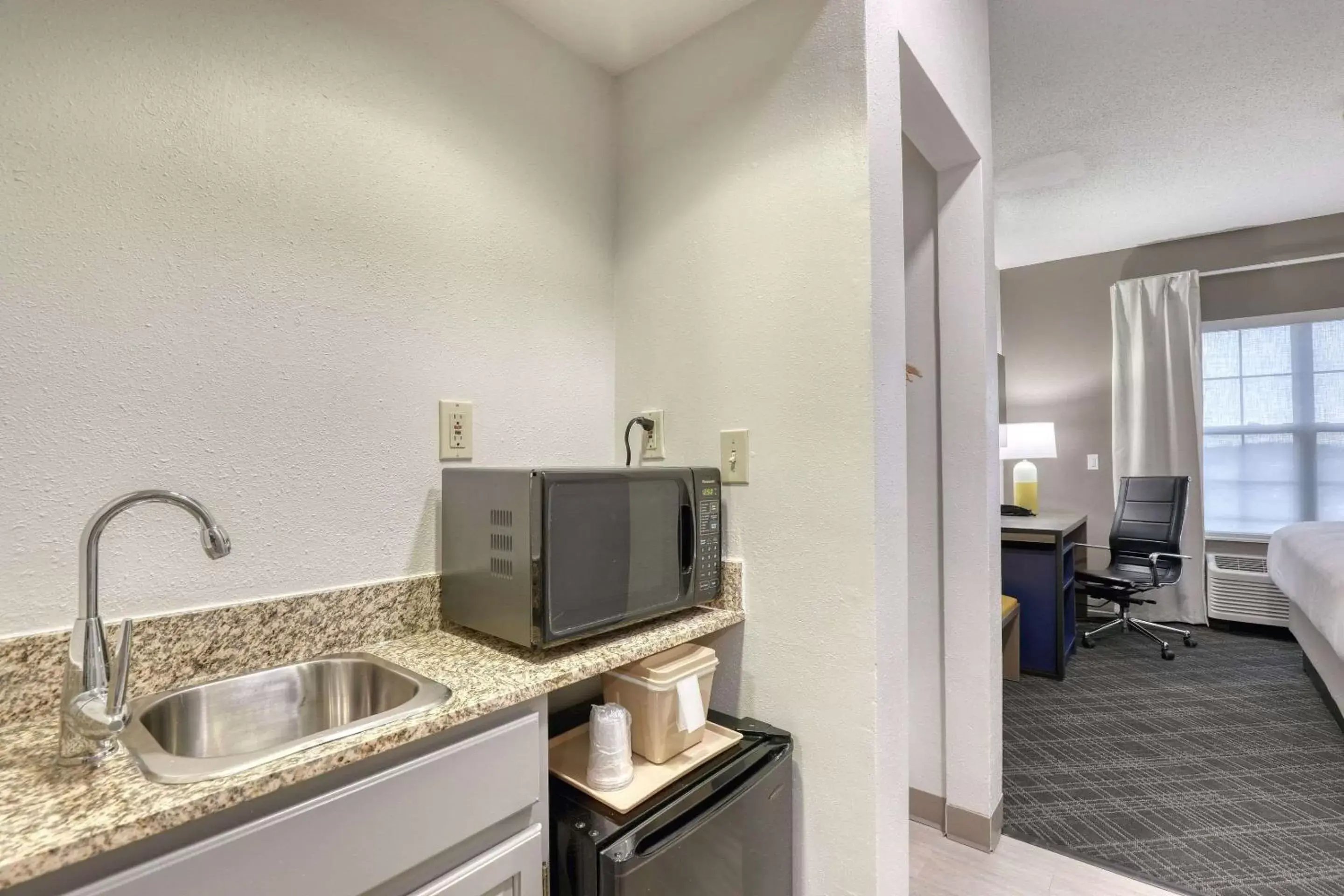 Bedroom, Kitchen/Kitchenette in Comfort Suites Milwaukee Airport