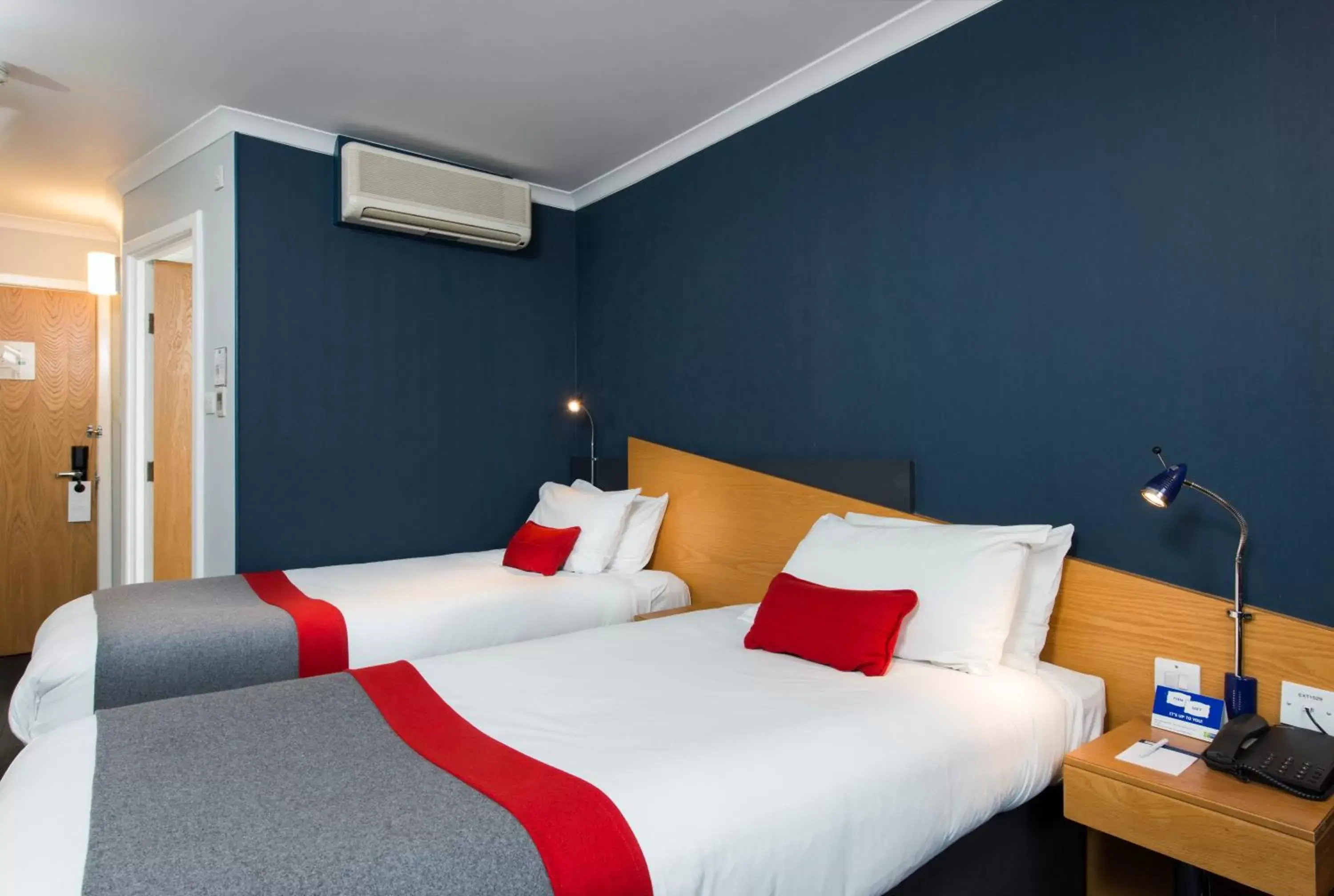 Photo of the whole room, Bed in Holiday Inn Express Birmingham Oldbury, an IHG Hotel