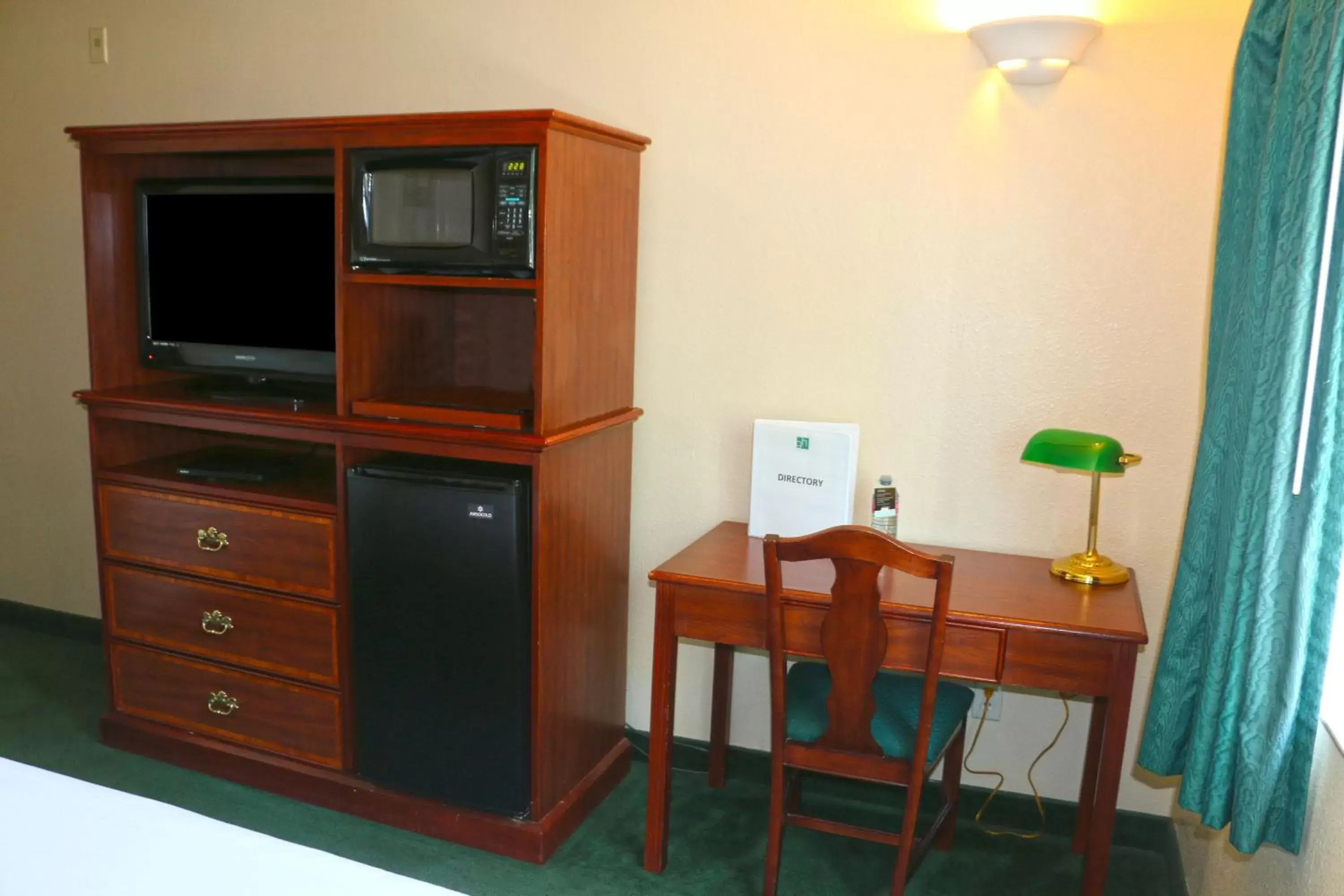 TV and multimedia, TV/Entertainment Center in GuestHouse Inn & Suites Kelso/Longview