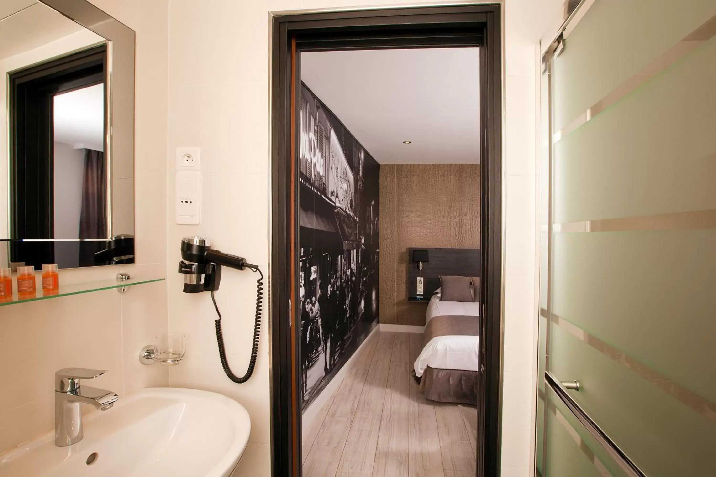 Bathroom in Hôtel Eden Opéra