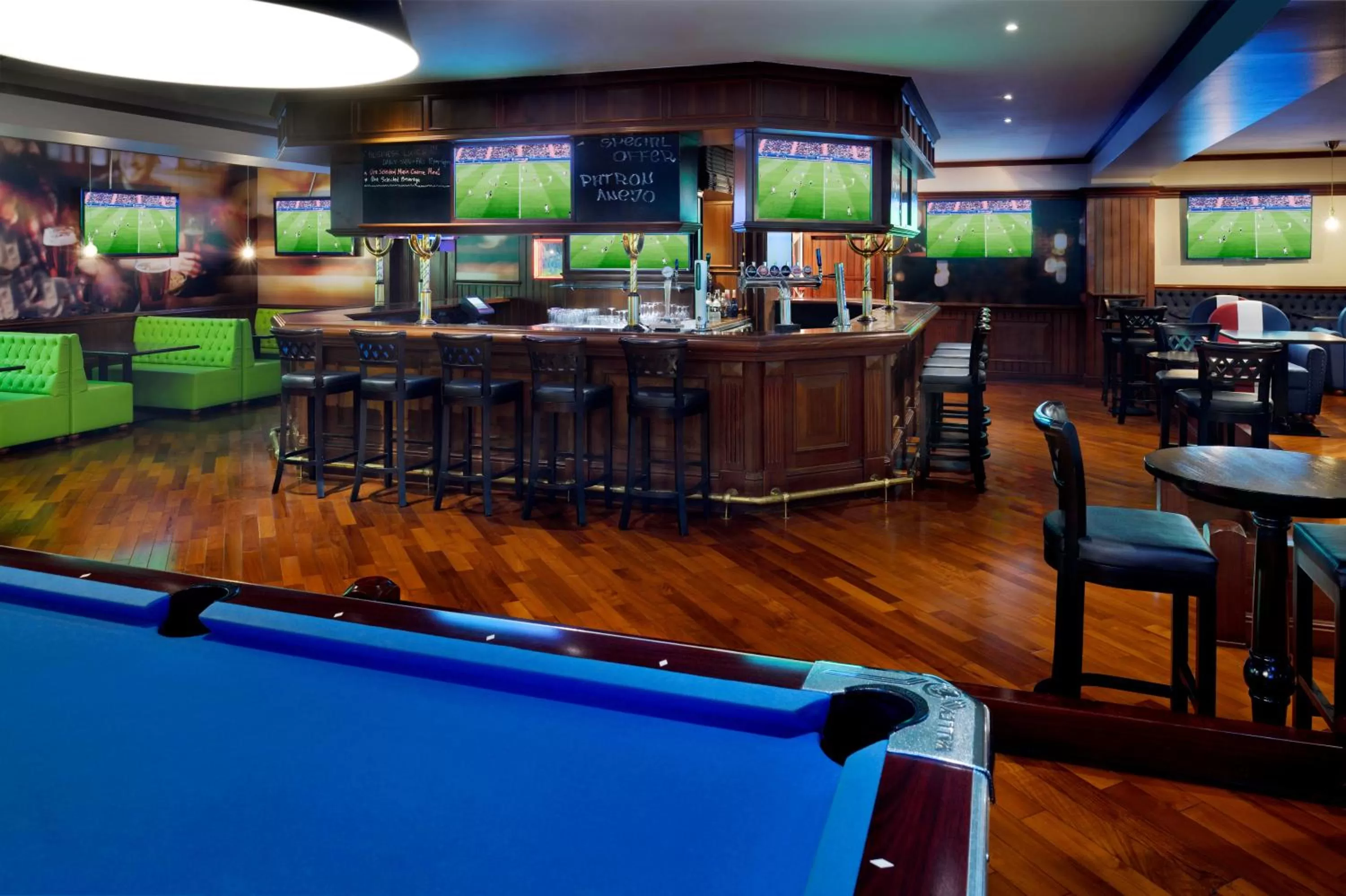 Restaurant/places to eat in Mövenpick Hotel & Apartments Bur Dubai