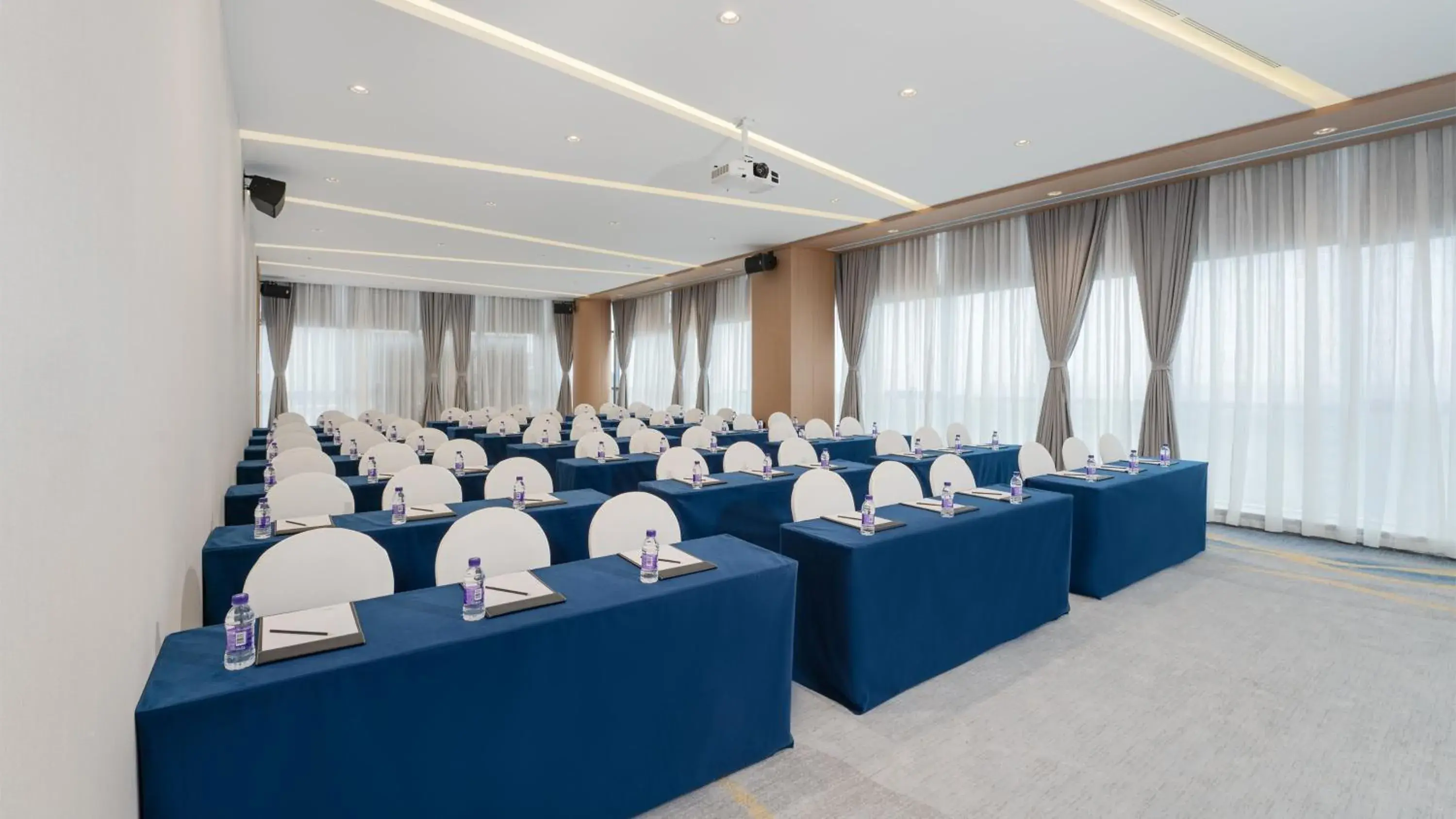 Meeting/conference room, Banquet Facilities in Holiday Inn Express Chengdu Pidu, an IHG Hotel