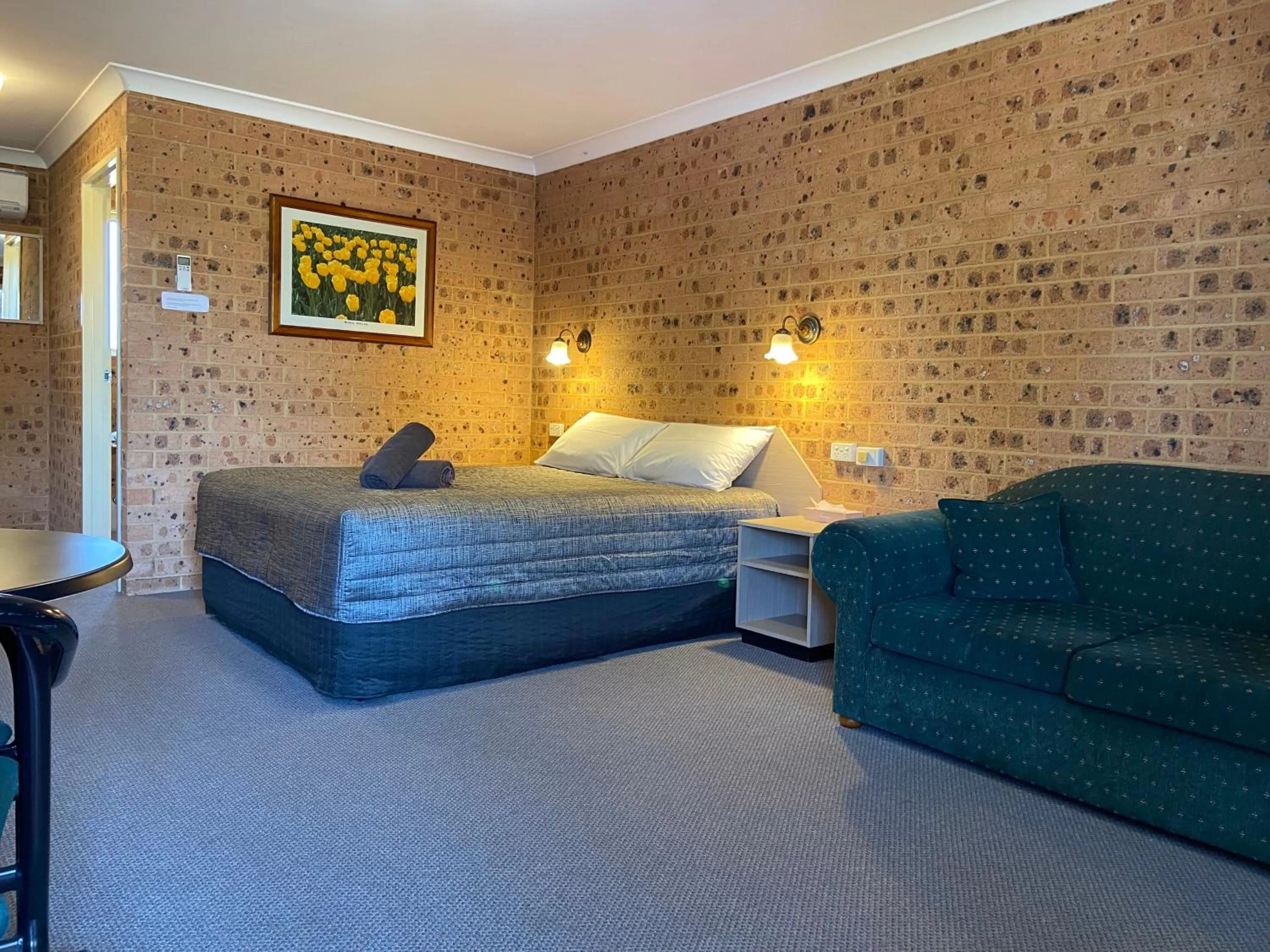 Photo of the whole room, Bed in Aberdeen Motel