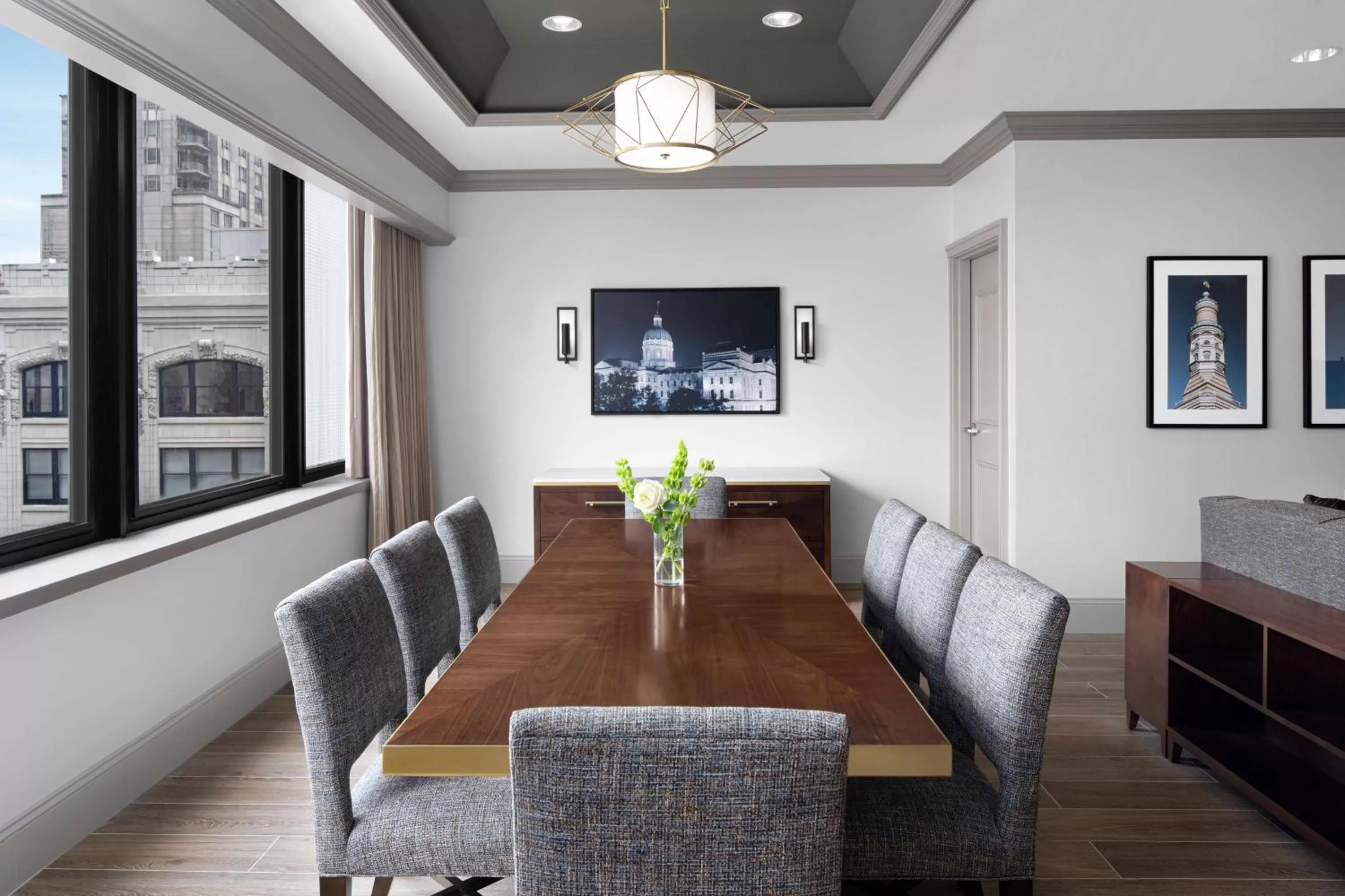 Living room in Hilton Indianapolis Hotel & Suites