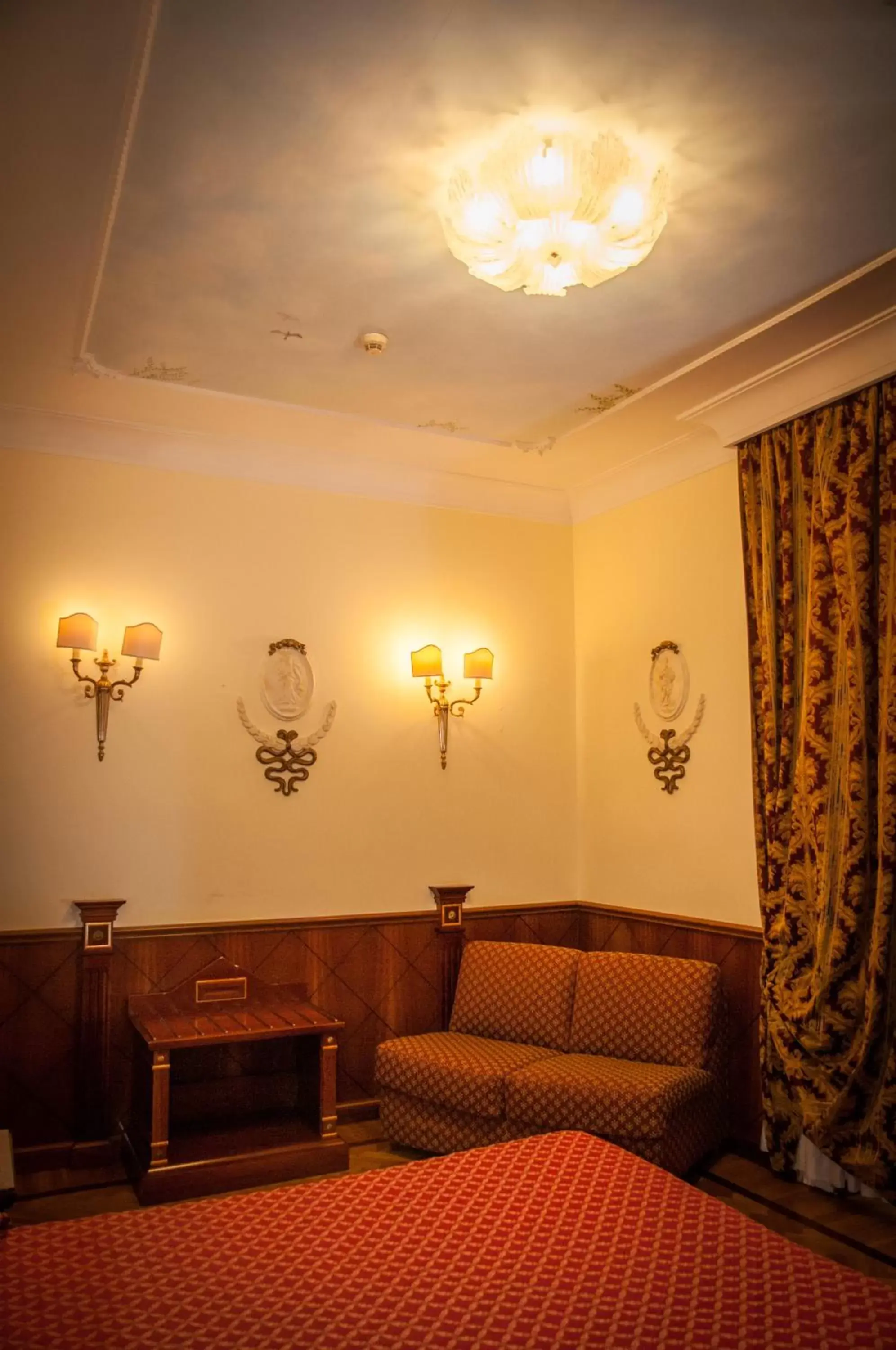 Bedroom, Seating Area in Hotel Palladium Palace