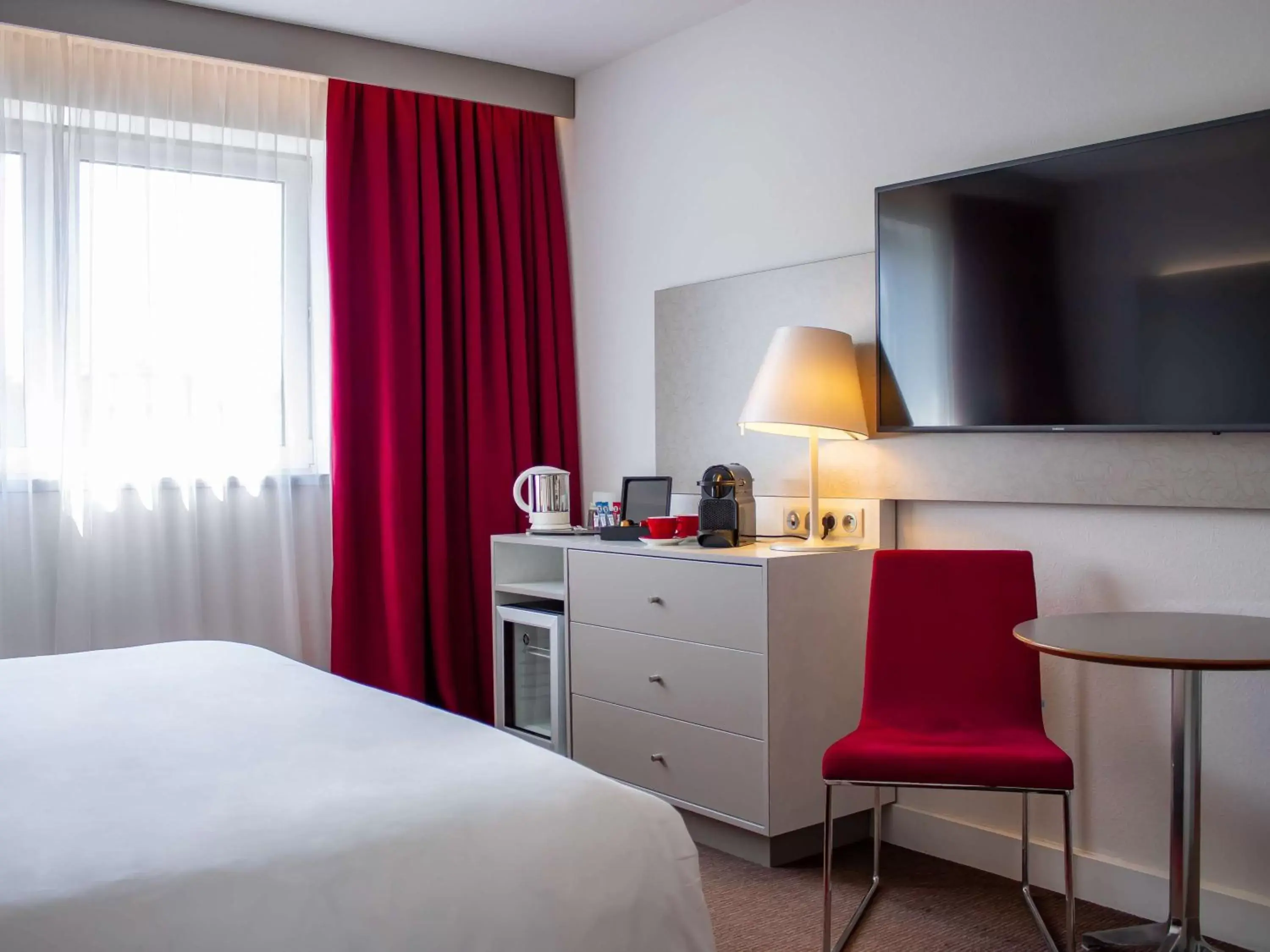 Bedroom, TV/Entertainment Center in Mercure Tours Nord