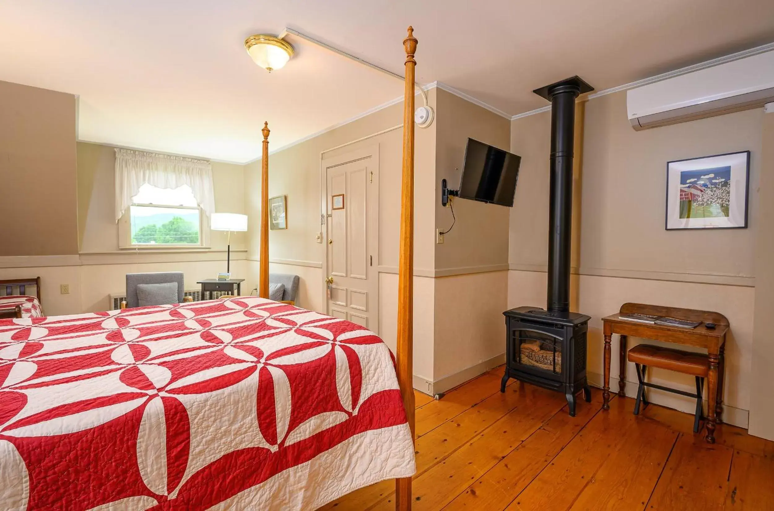 Bedroom, Bed in Brass Lantern Inn