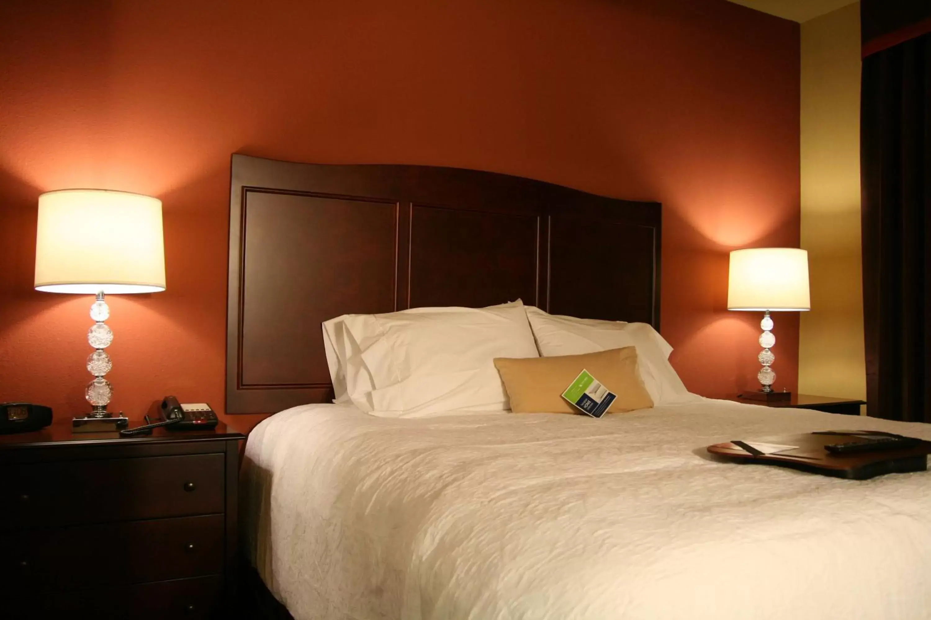 Bed in Hampton Inn & Suites Mission