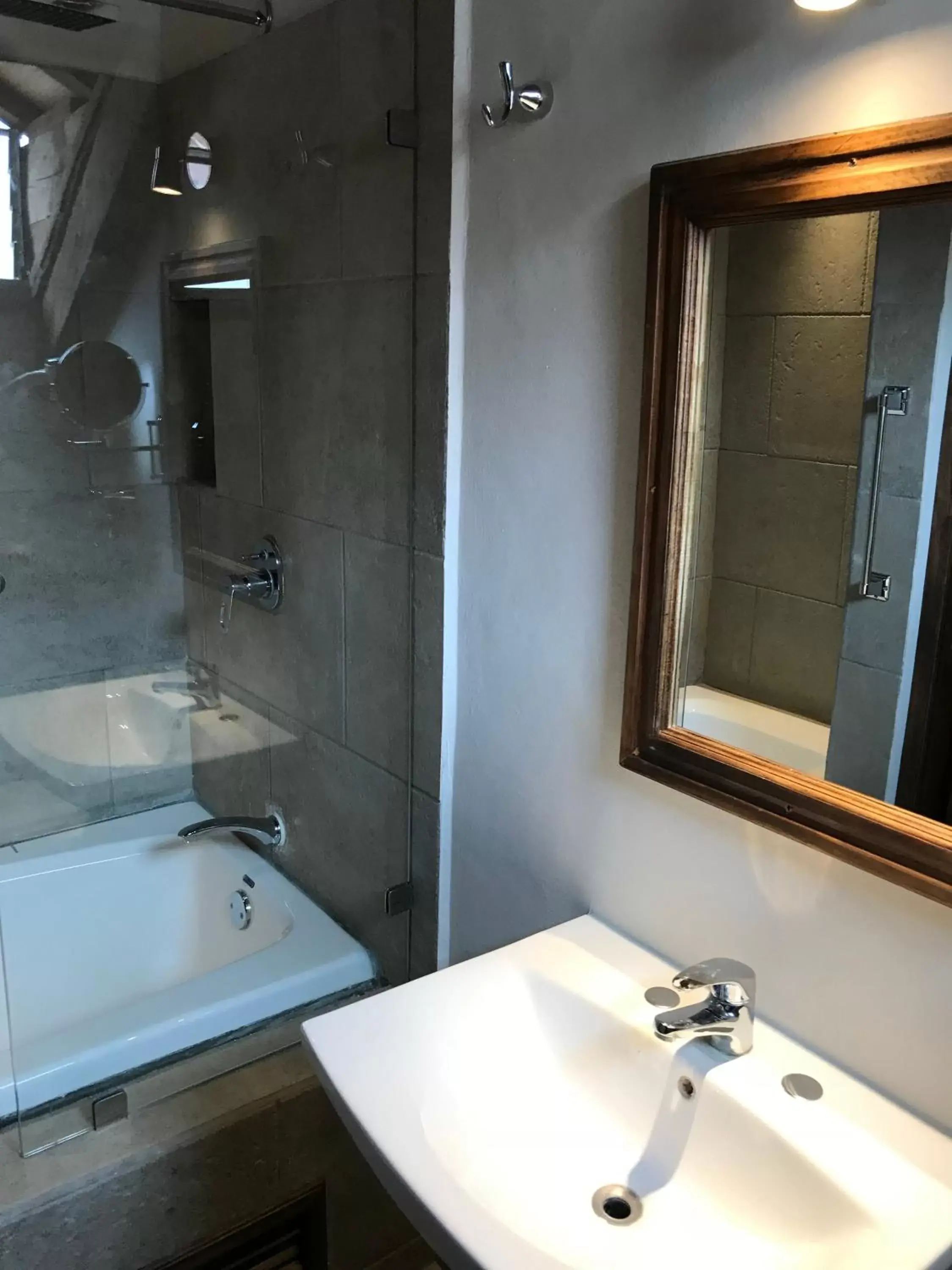 Shower, Bathroom in Hotel Grand Maria