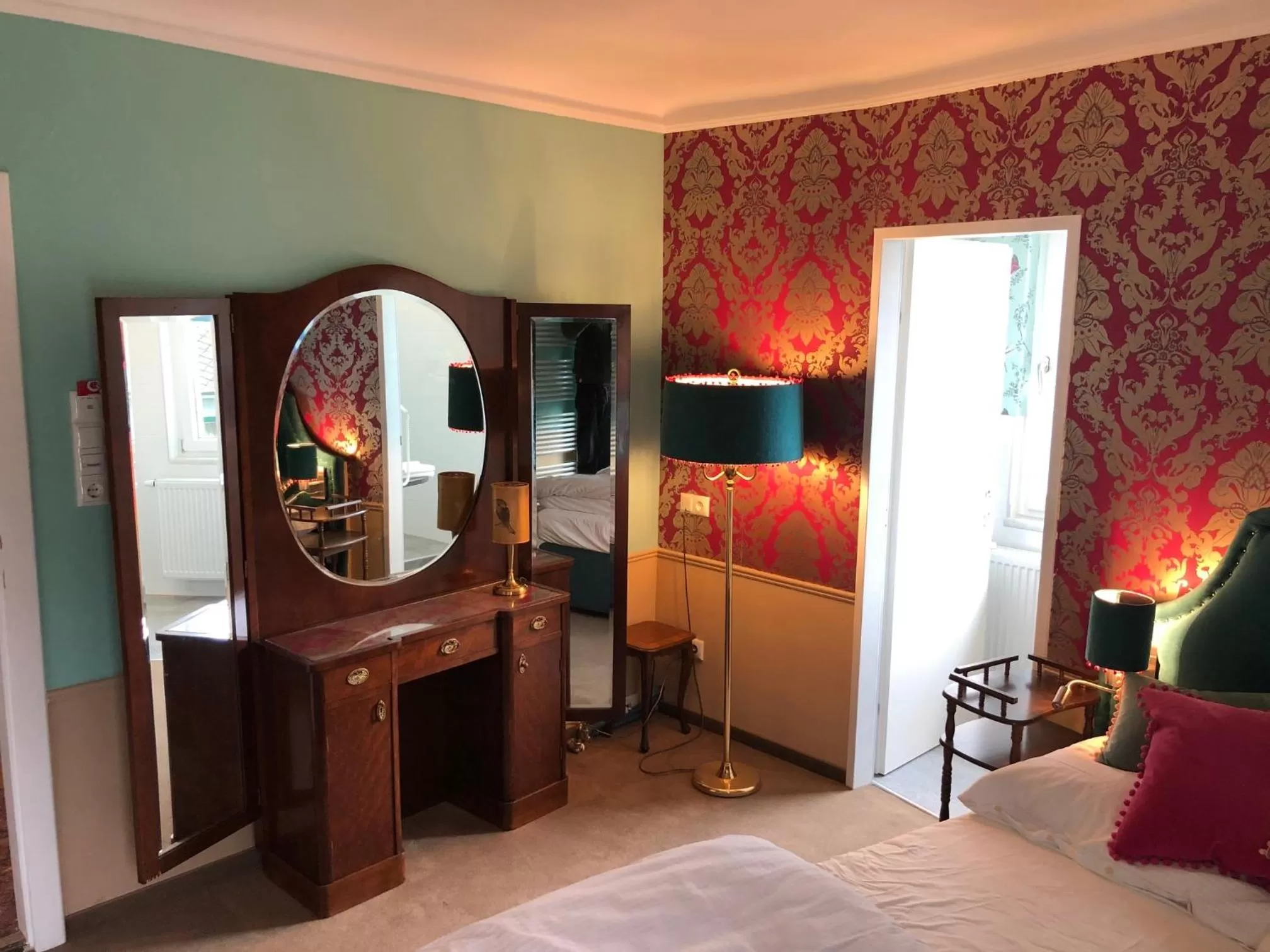 Photo of the whole room, Bed in Corso, Zimmer & Cafe, Hotel Garni