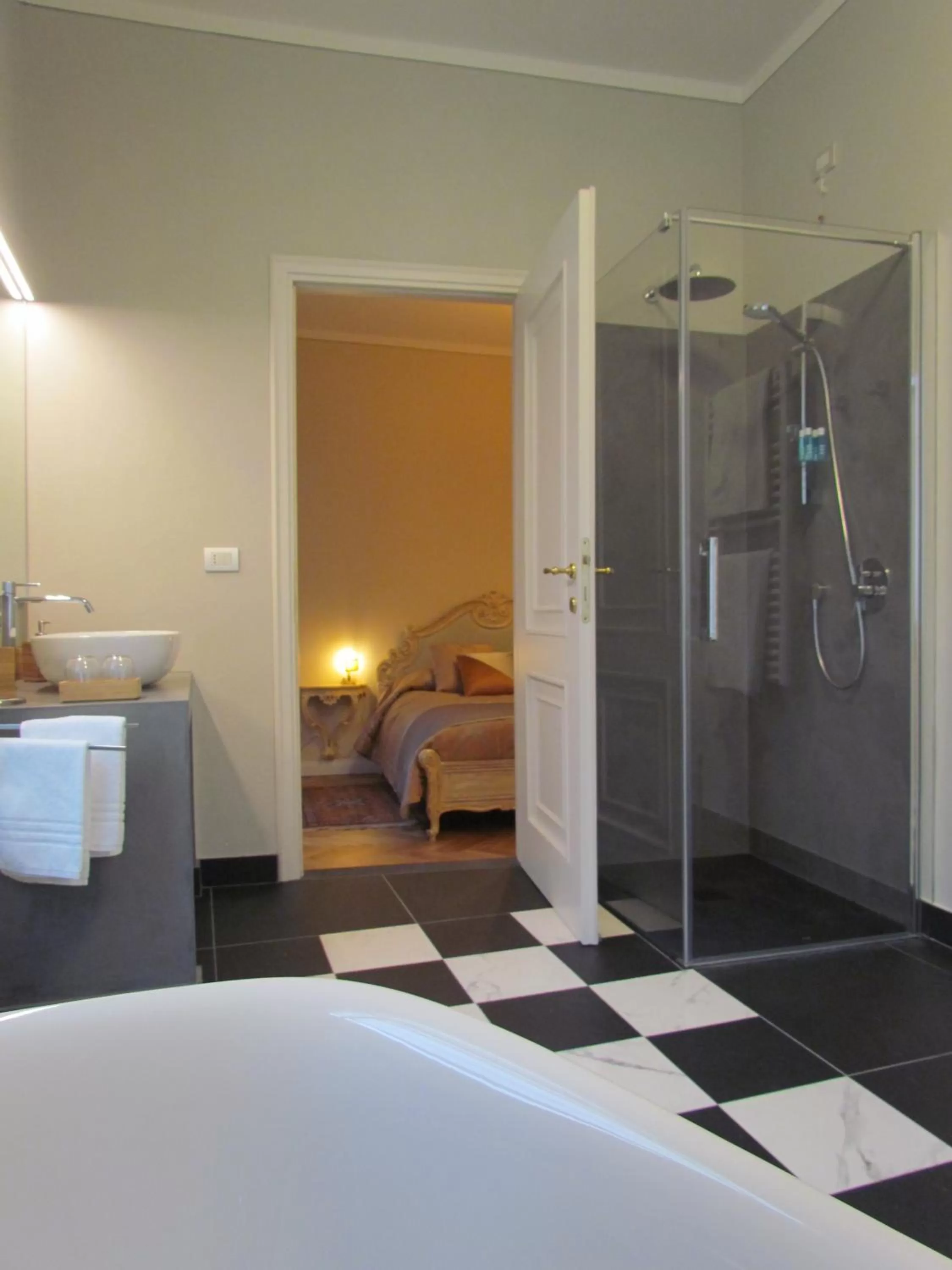 Bathroom, Bed in L'Approdo di Sant'Agostino