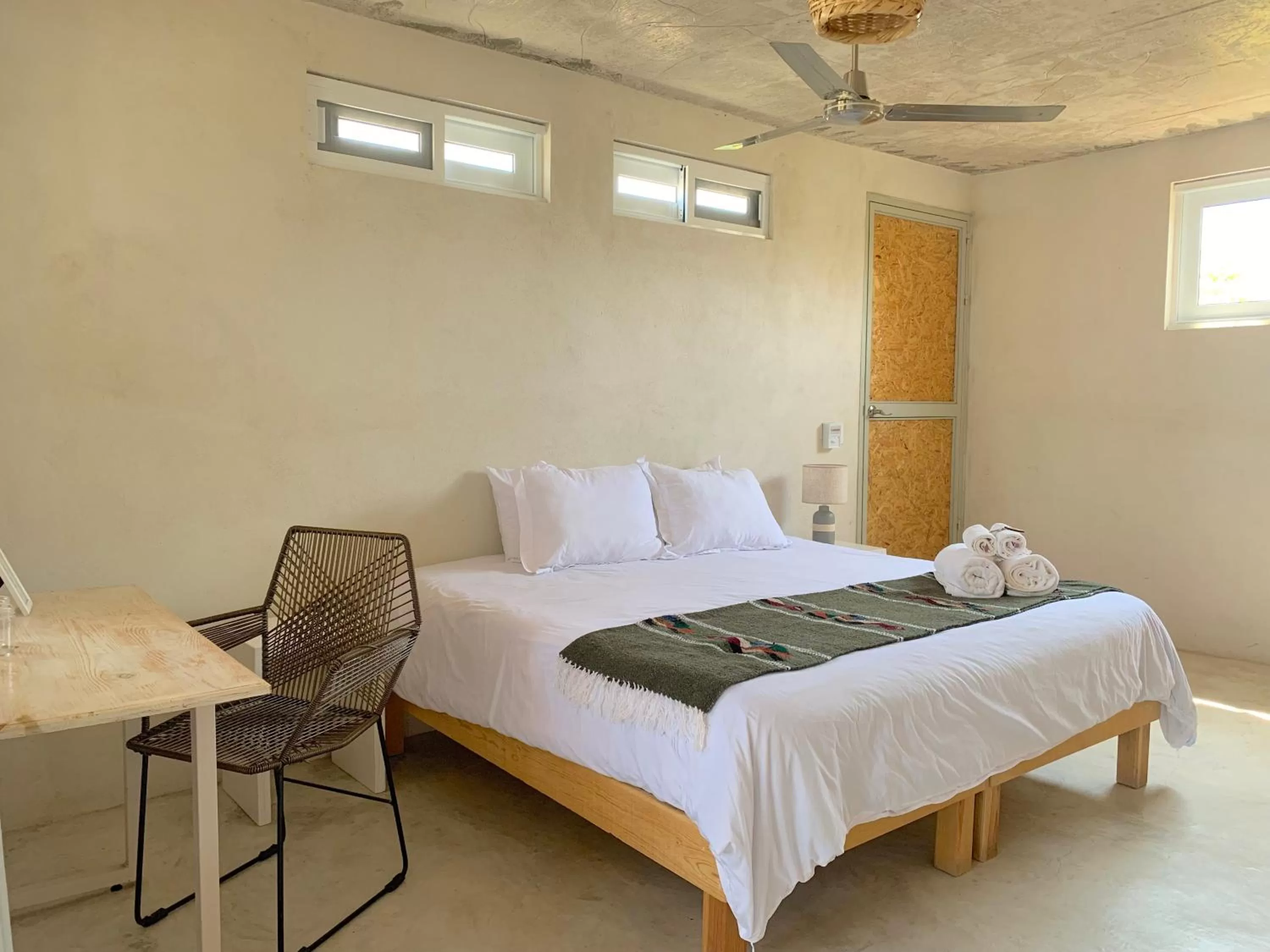 Photo of the whole room, Bed in Perro Surfero Hotel