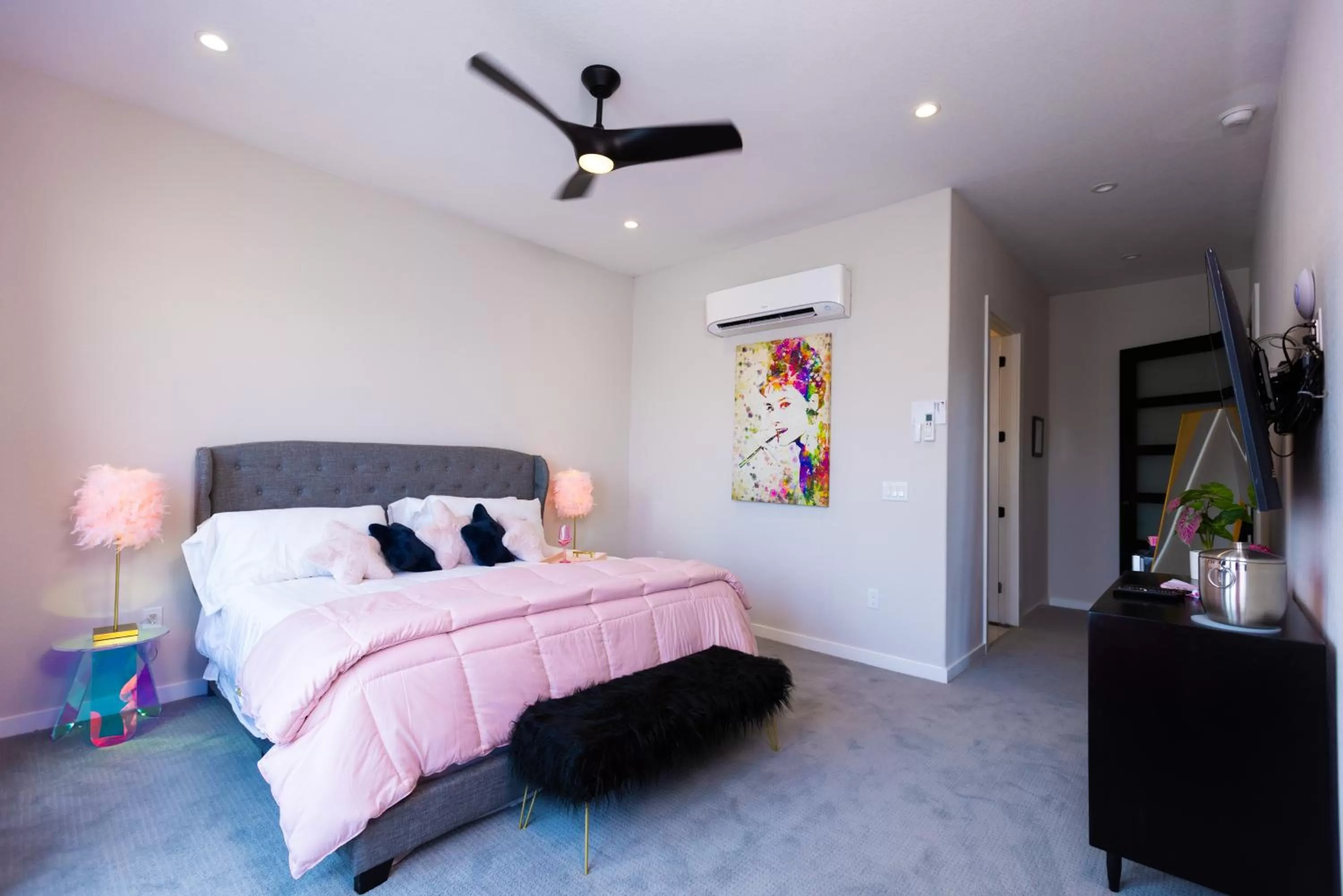 Bedroom, Bed in The Bentley Hotel on 290