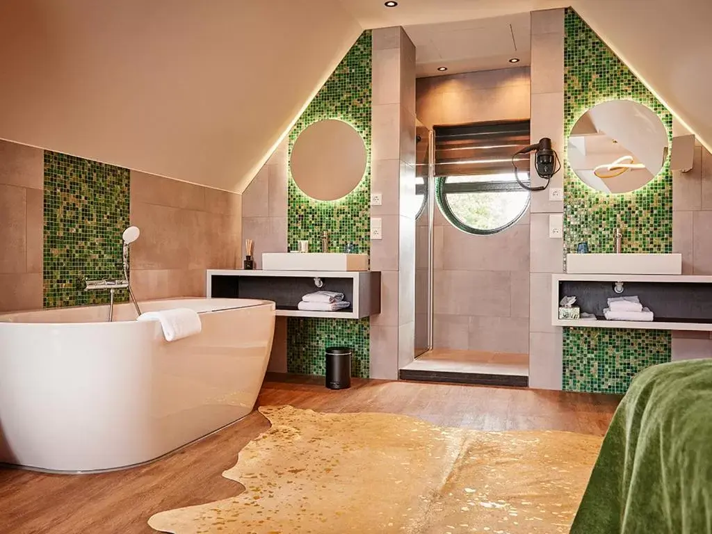 Bathroom, Kitchen/Kitchenette in De Maasparel Nextdoor Suites