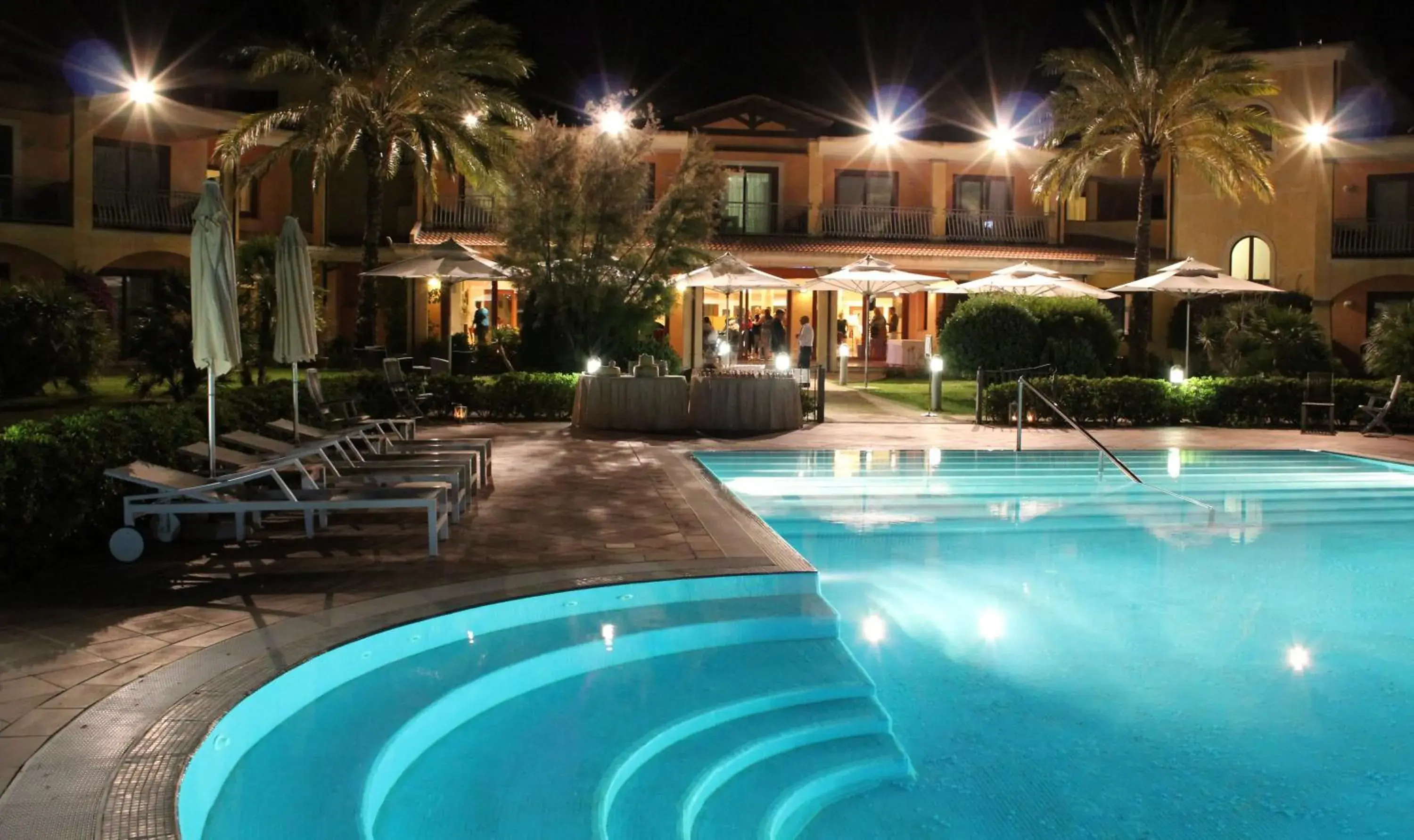 Swimming pool, Property Building in Hotel Santa Gilla