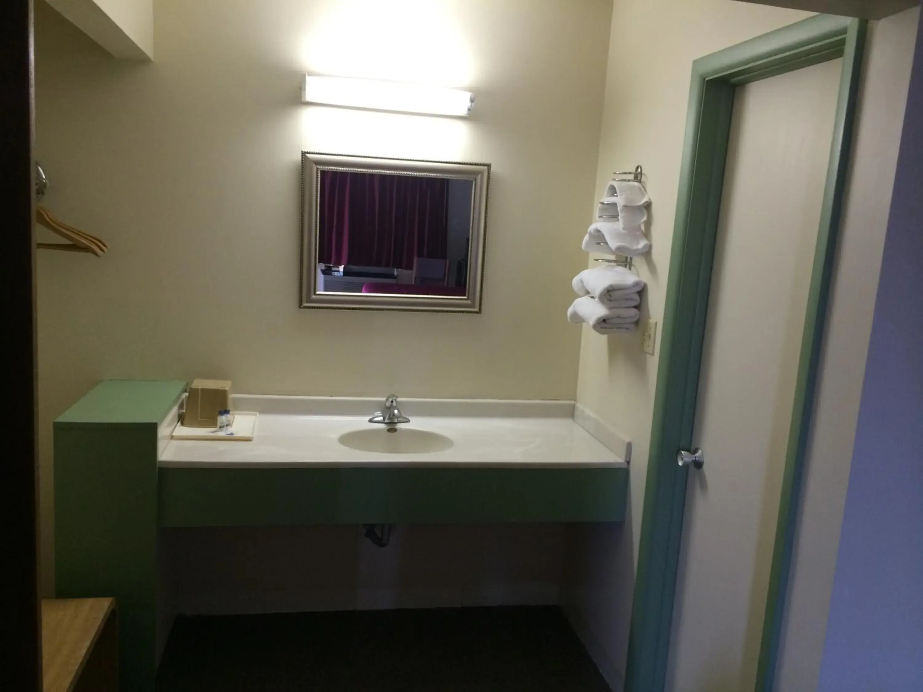 Night, Bathroom in Super 7 Motel