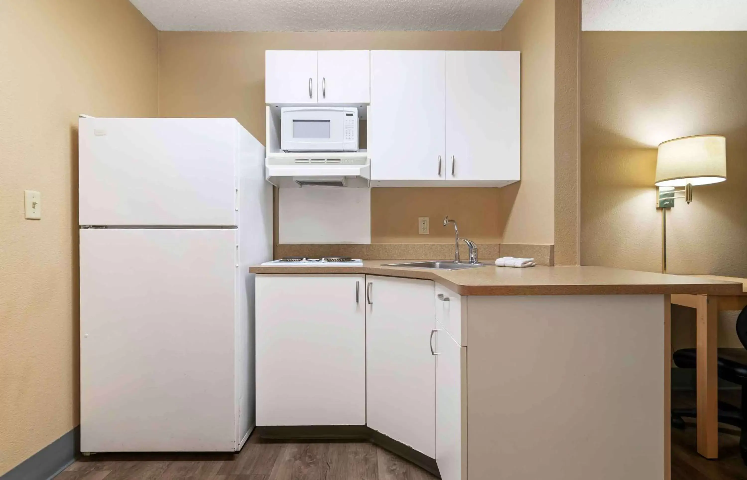 Bedroom, Kitchen/Kitchenette in Extended Stay America Suites - Kansas City - Overland Park - Quivira Rd