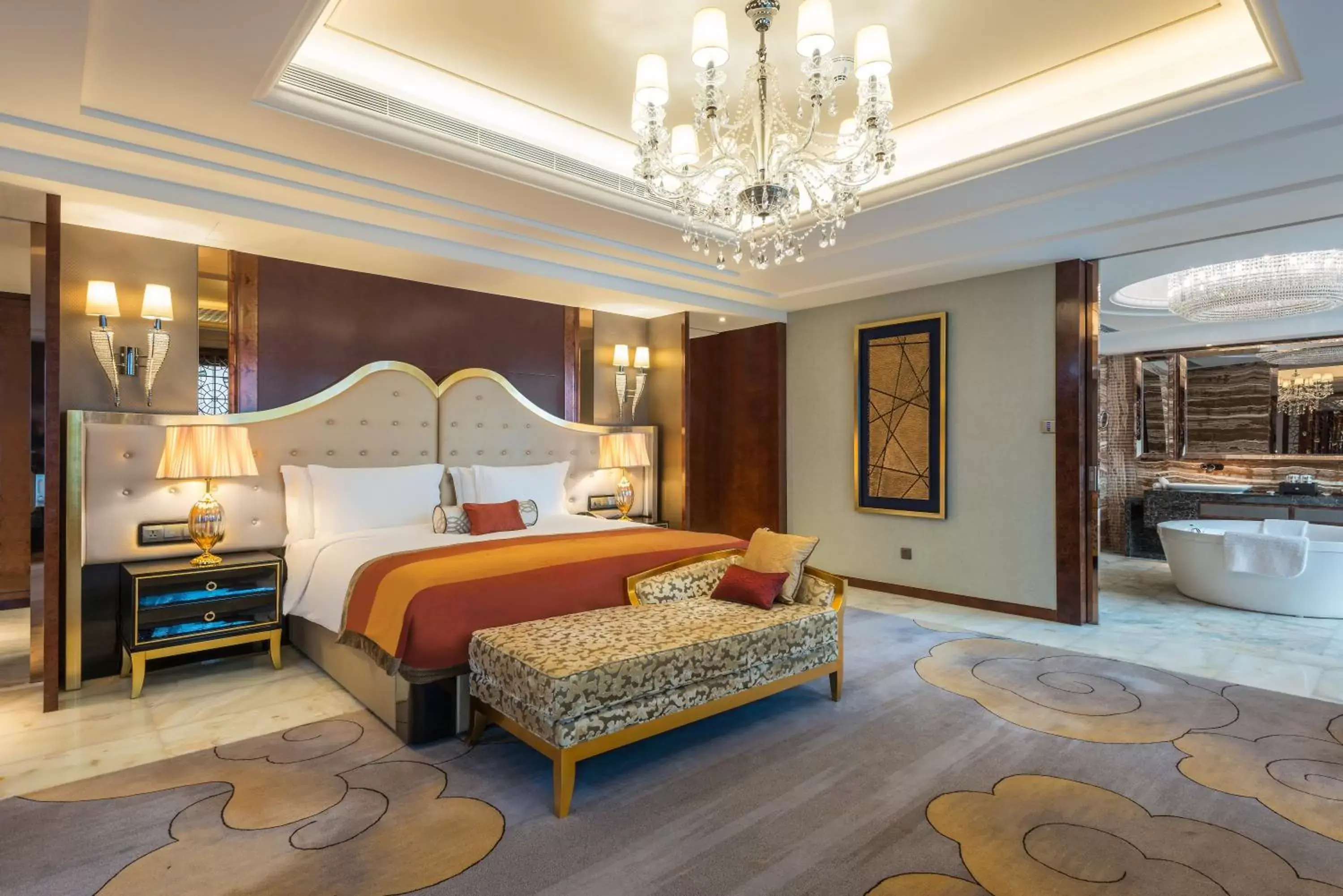 Photo of the whole room, Bed in Crowne Plaza Hotel Lanzhou, an IHG Hotel