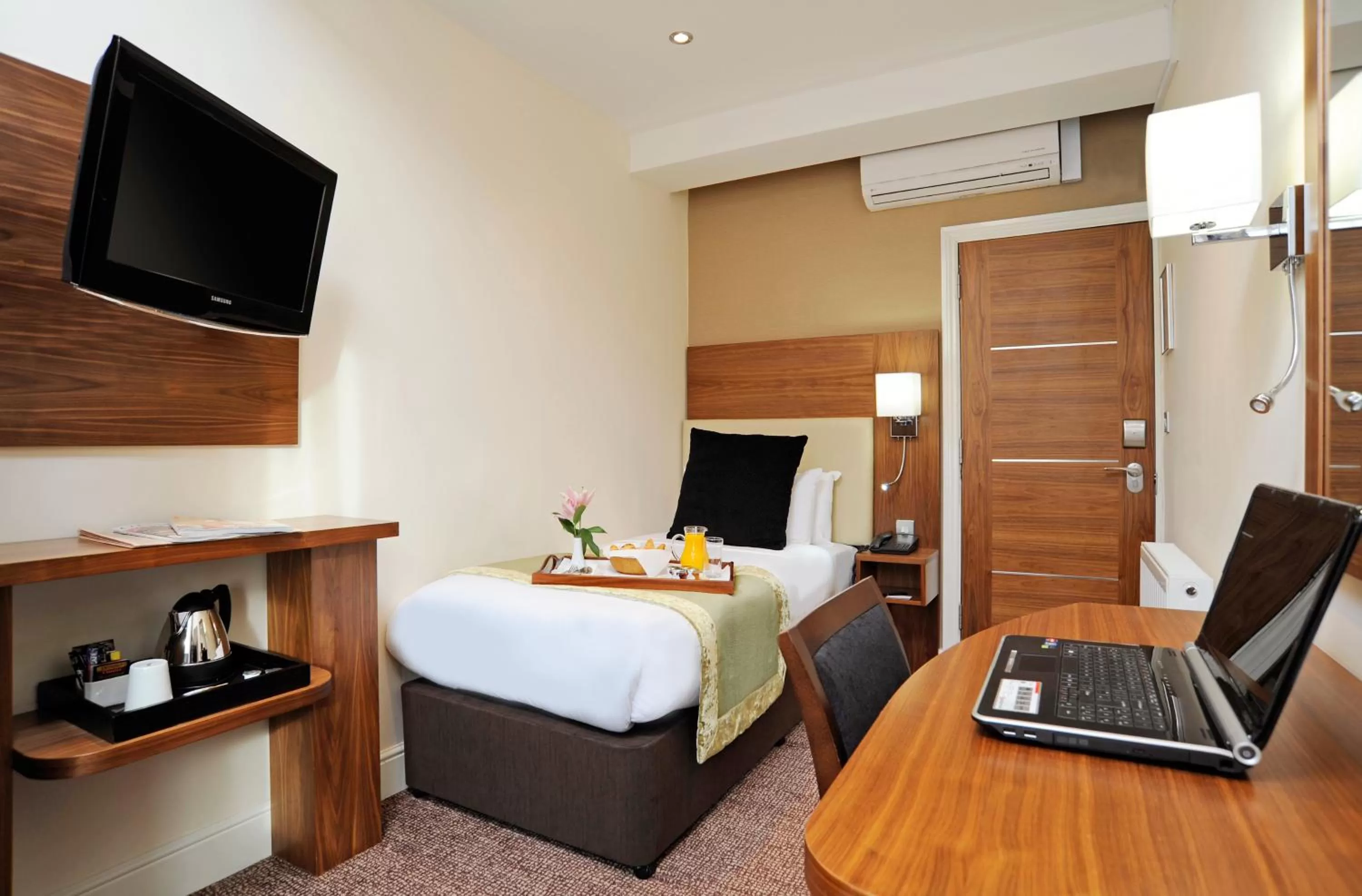 Bedroom, Bed in Mercure London Bloomsbury Hotel