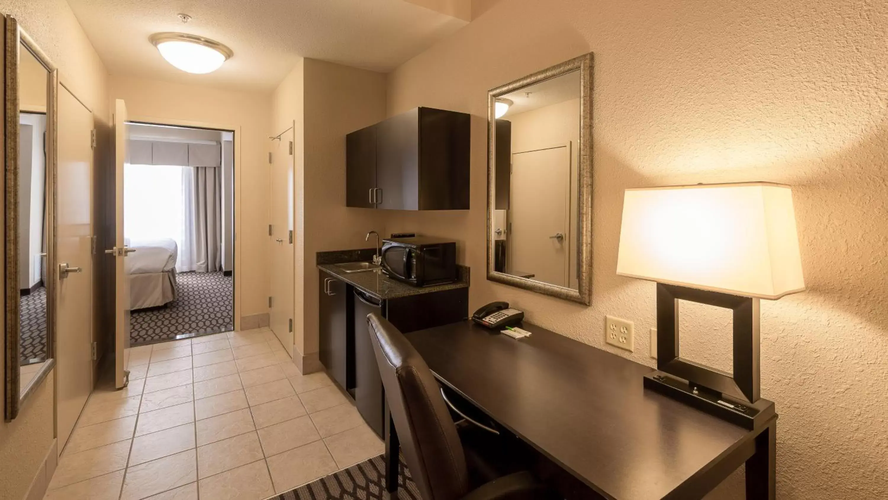 Photo of the whole room, TV/Entertainment Center in Holiday Inn North Quail Springs, an IHG Hotel