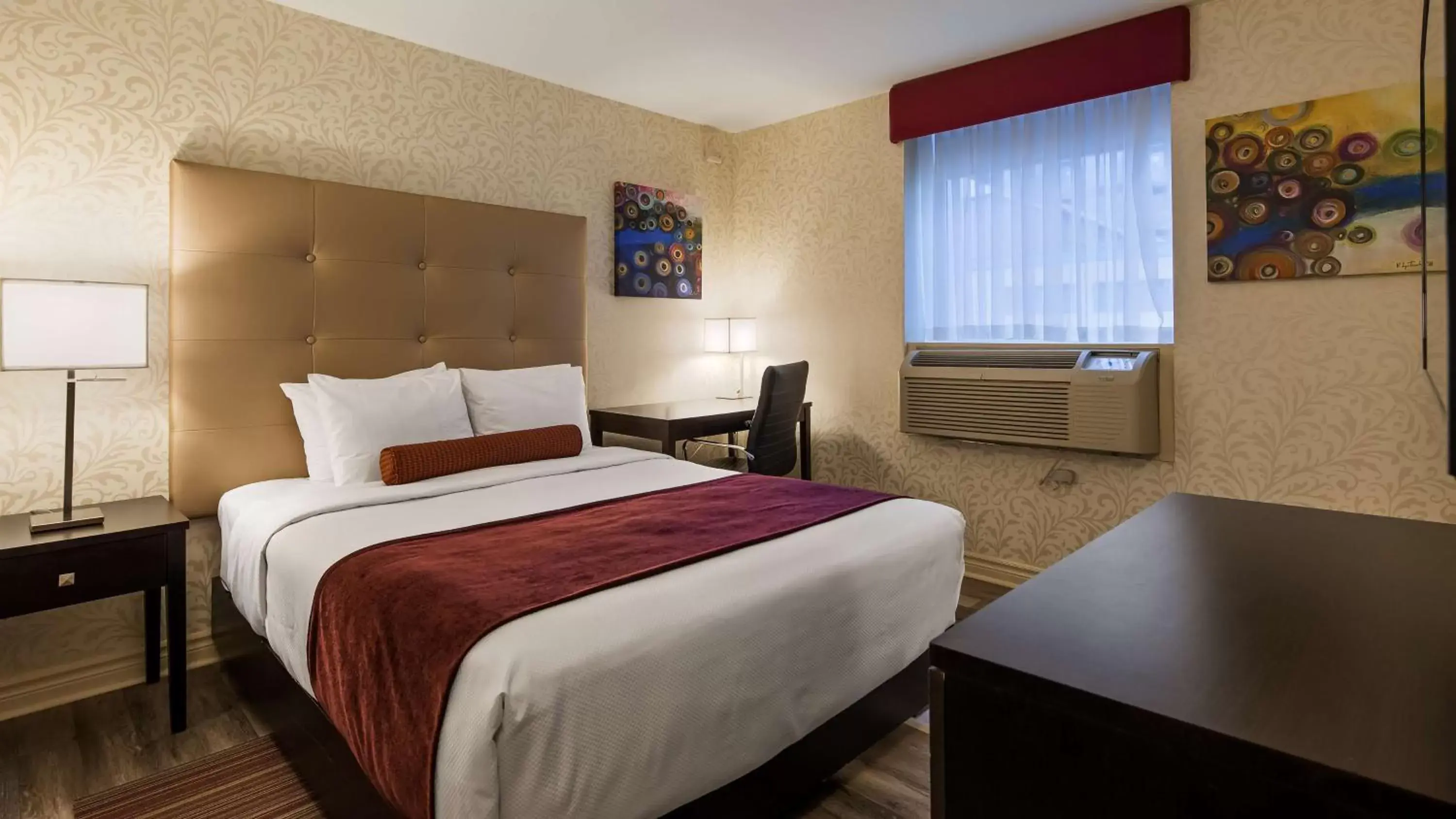 Photo of the whole room, Bed in Best Western Plus Montreal Downtown- Hotel Europa