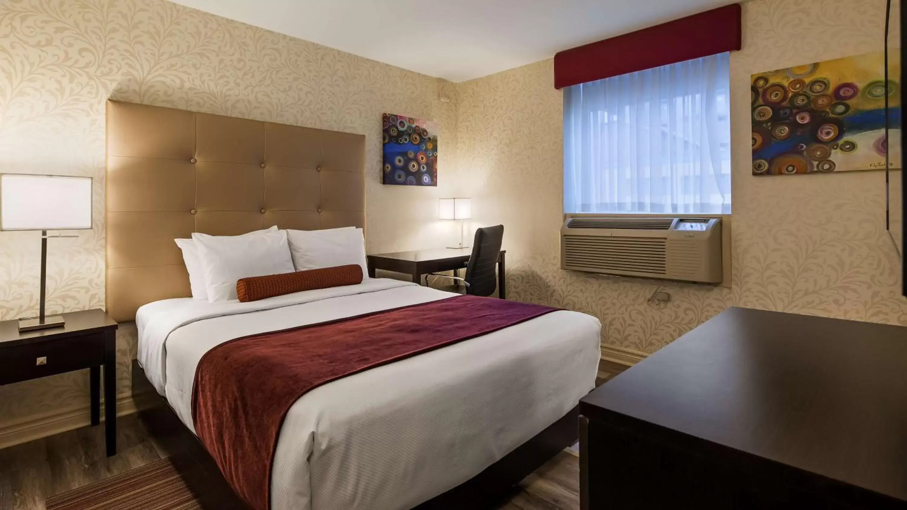 Photo of the whole room, Bed in Best Western Plus Montreal Downtown- Hotel Europa Photo of the whole room, Bed in Best Western Plus Montreal Downtown- Hotel Europa