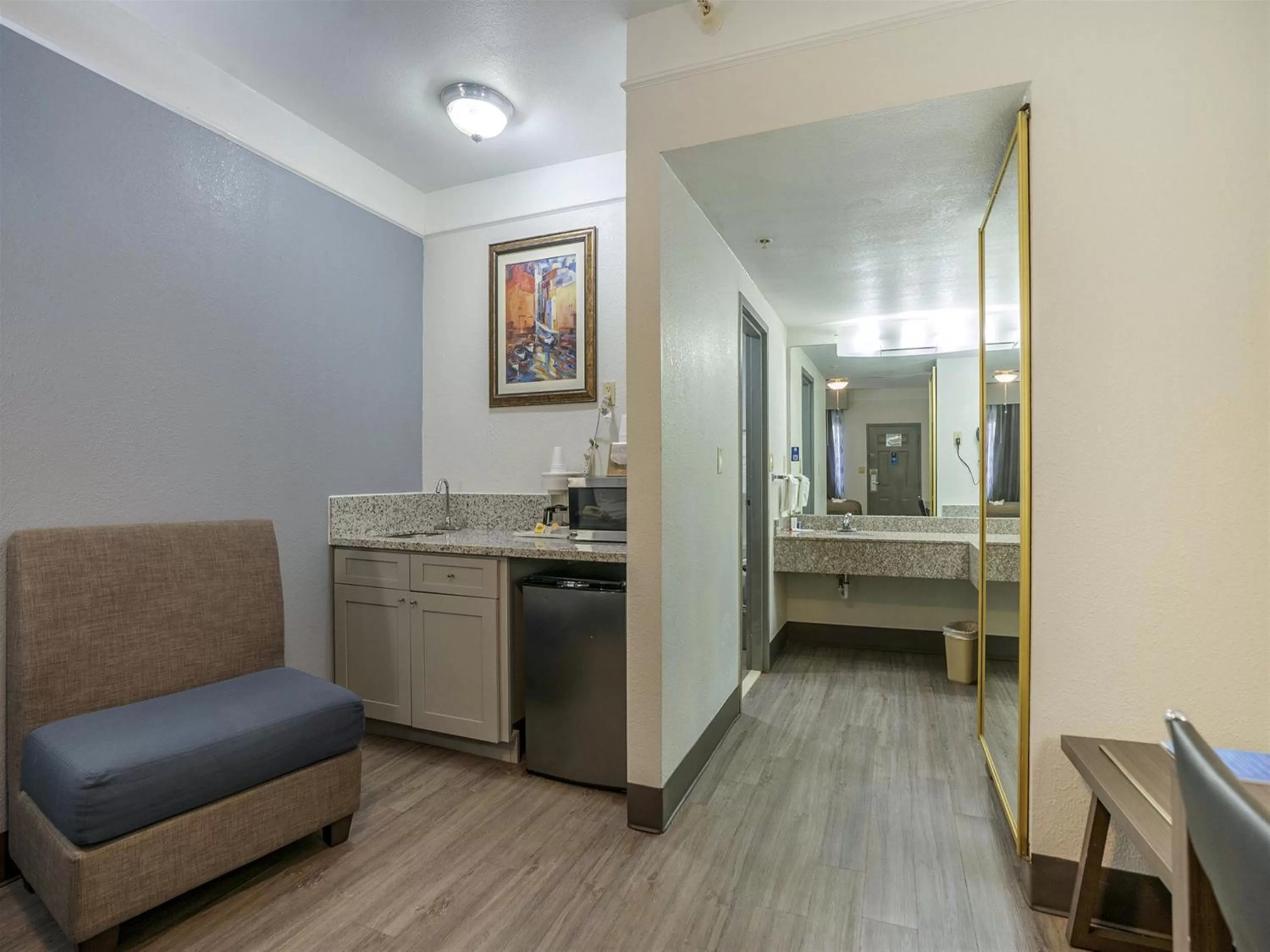 Days Inn & Suites by Wyndham Webster NASA-ClearLake-Houston