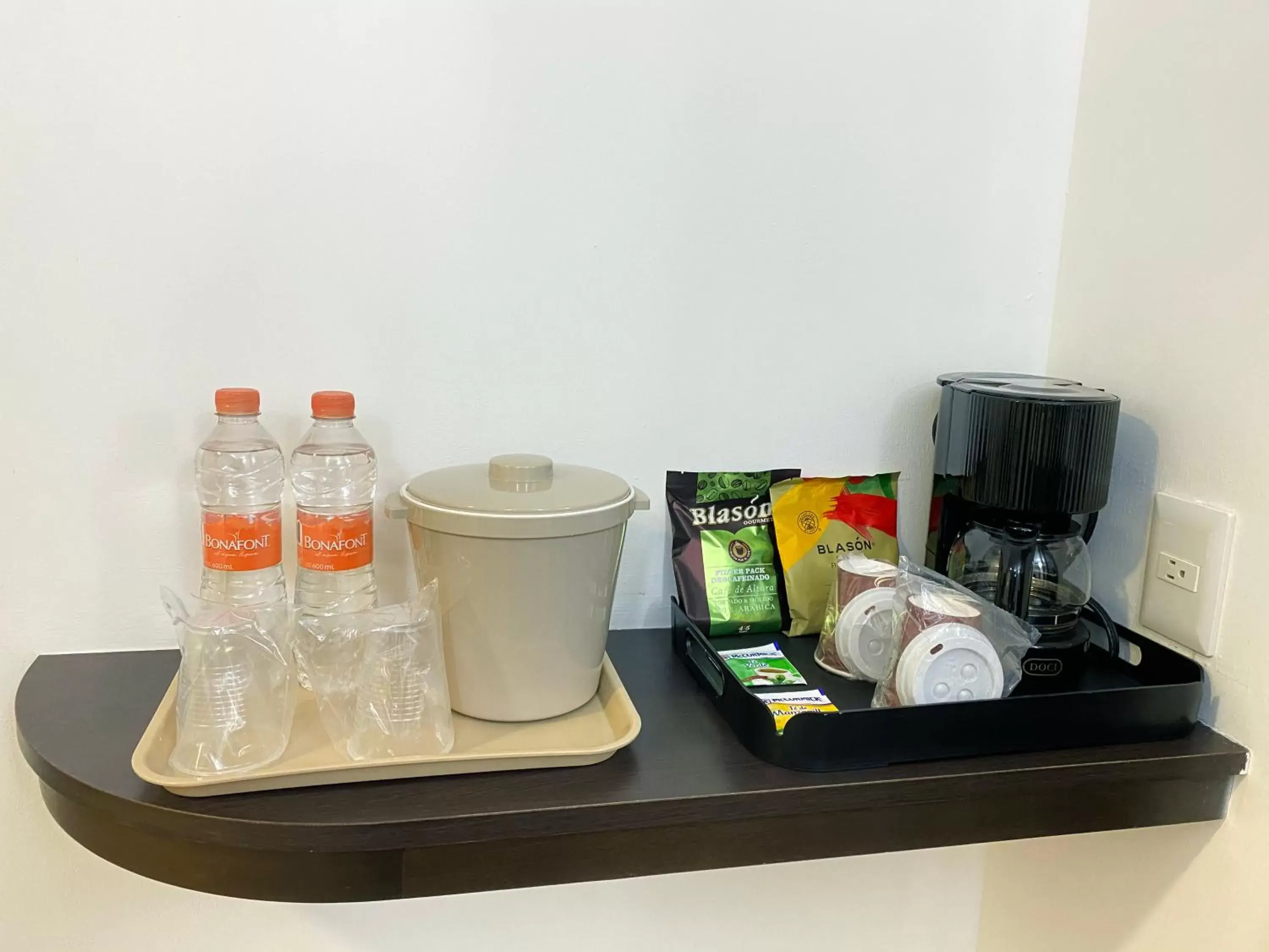 Coffee/tea facilities in Holiday Inn Express Mérida, an IHG Hotel