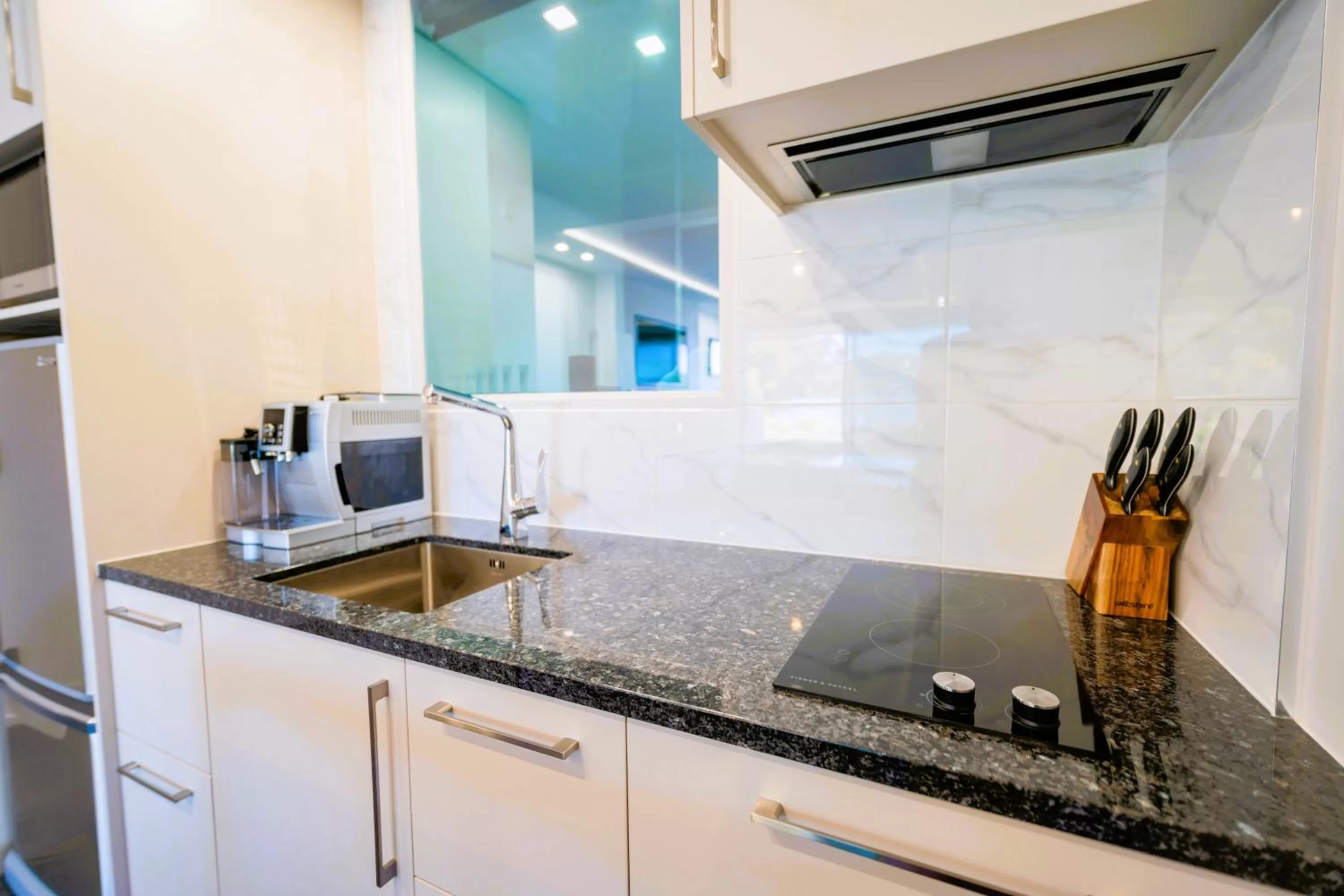 kitchen in Fiordland Lakeview Motel and Apartments