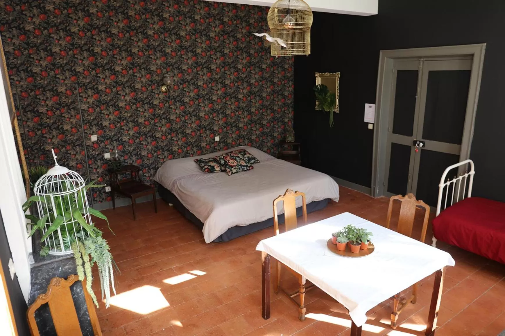 Photo of the whole room, Bed in La Maison du Saula