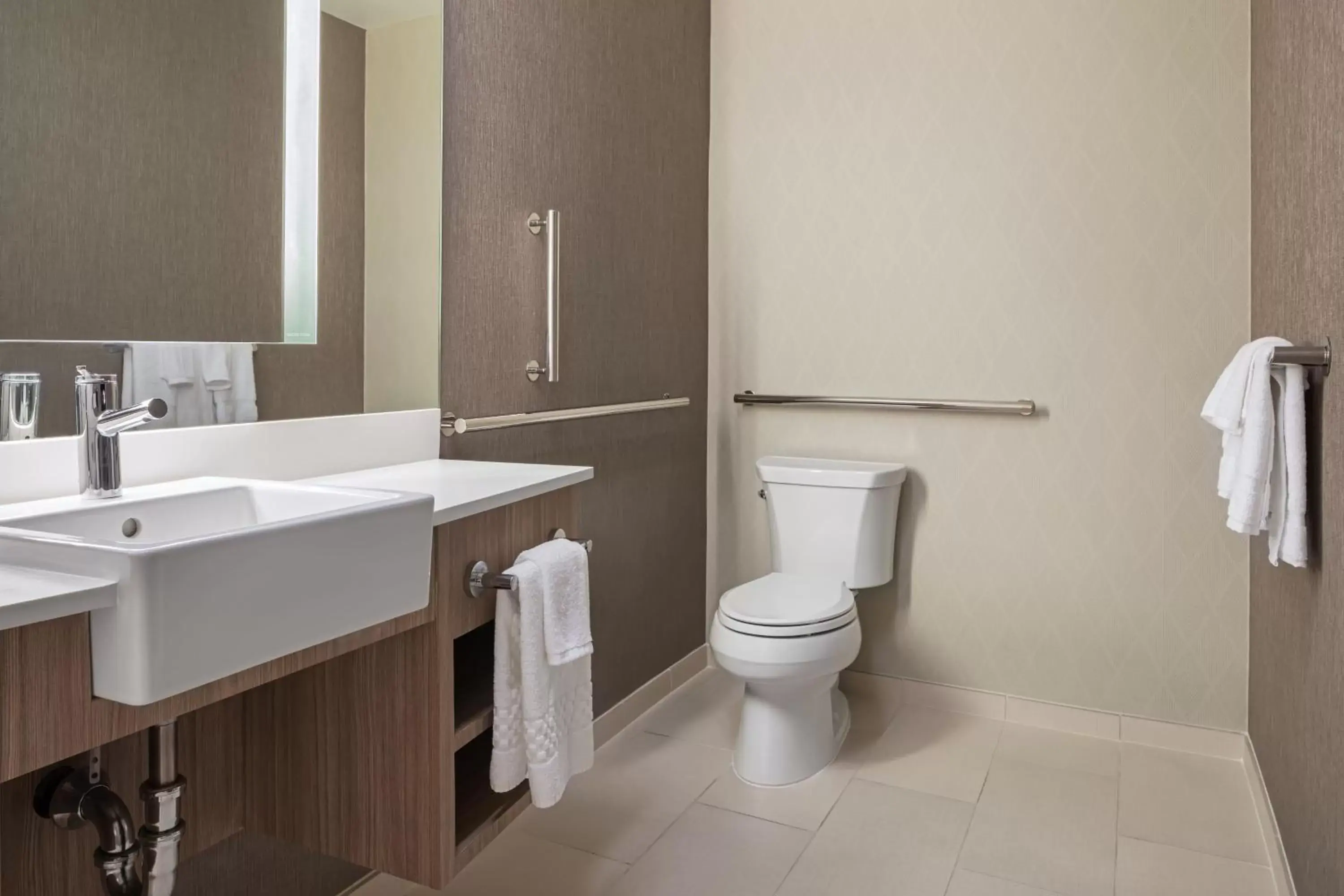 Bathroom in SpringHill Suites by Marriott West Sacramento