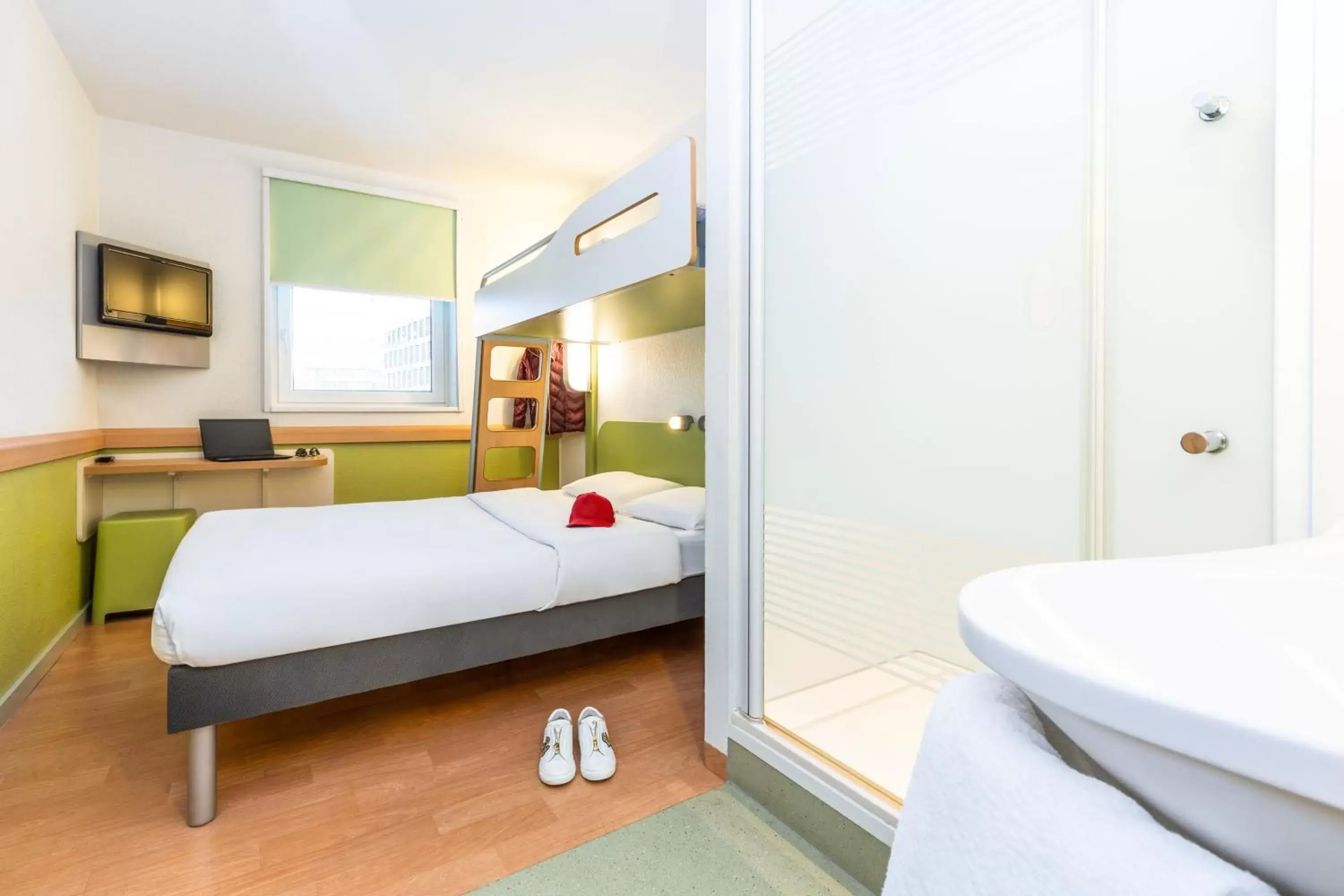 Bedroom, Bathroom in ibis budget Zurich City West