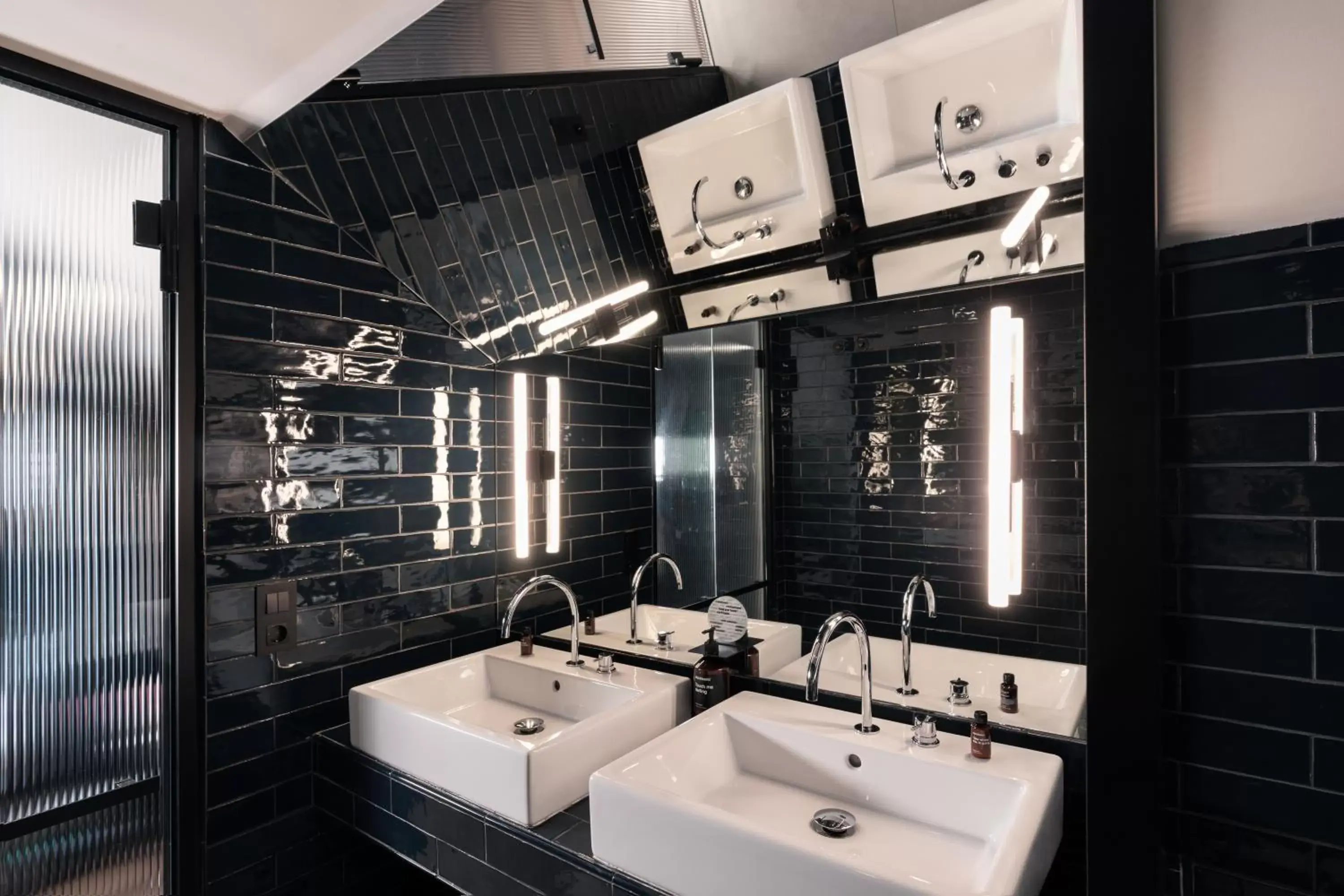 Bathroom in Chic & Basic Gravity