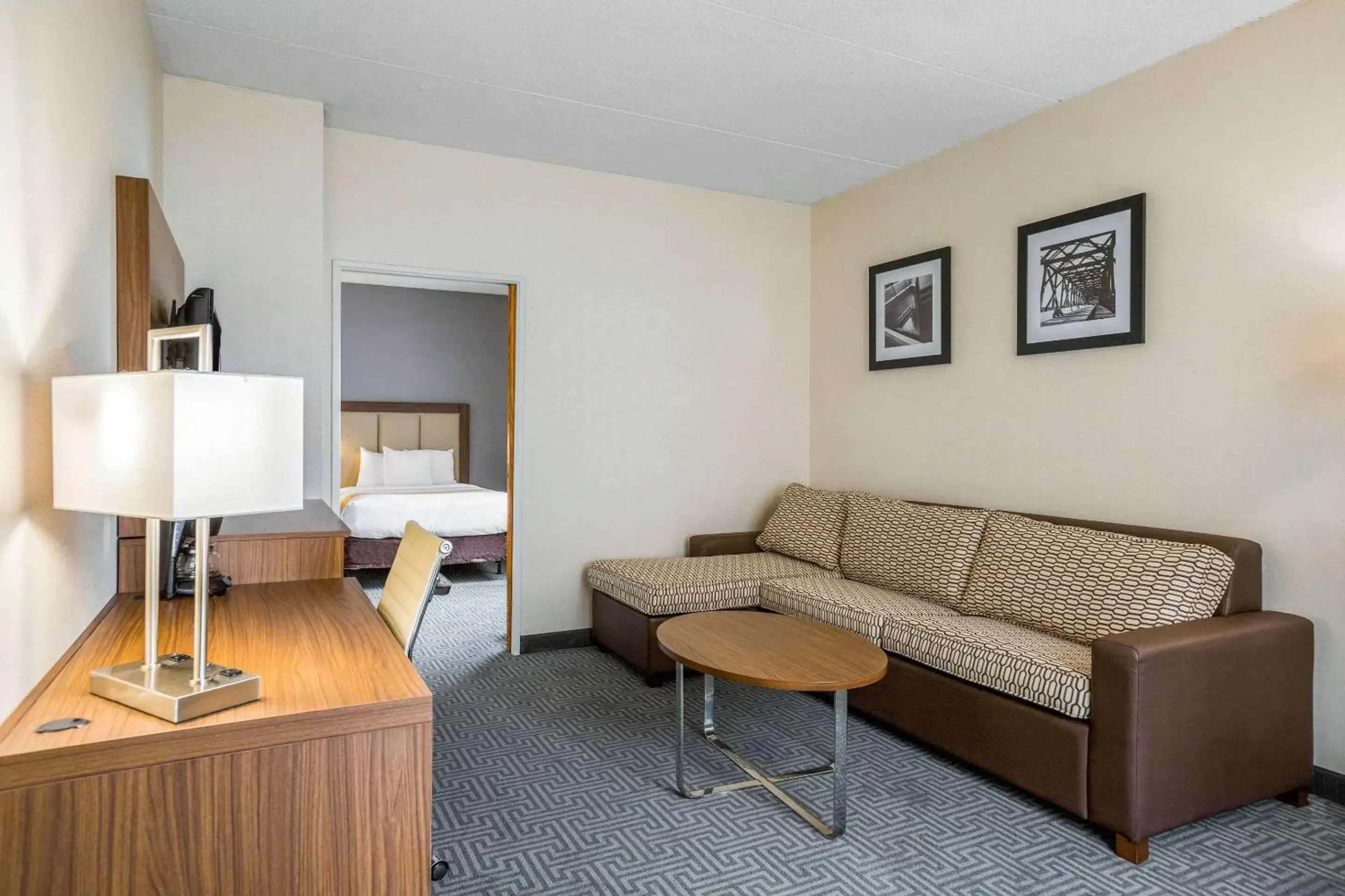 Photo of the whole room, Seating Area in Quality Suites Hotel - Lansing
