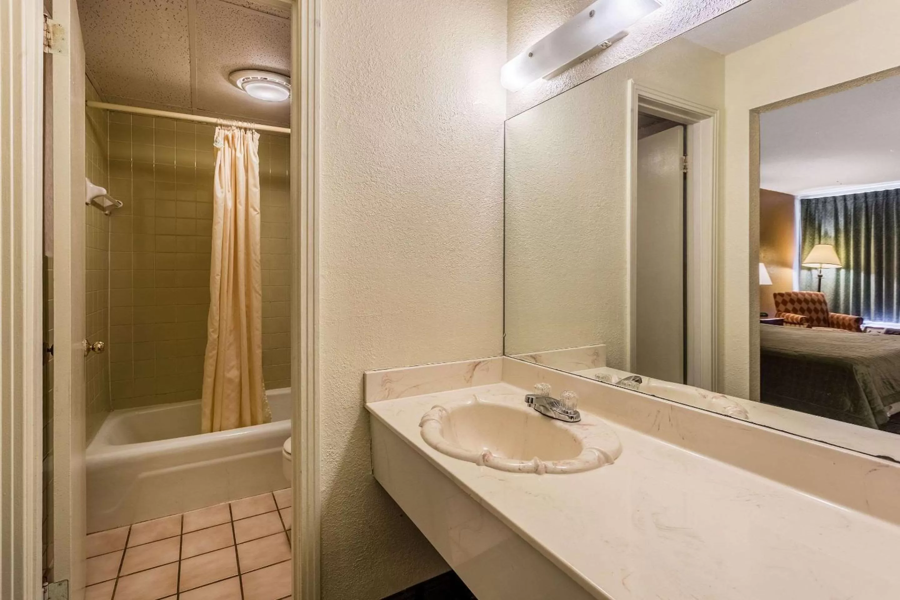 Bedroom in Rodeway Inn Denmark-Jackson