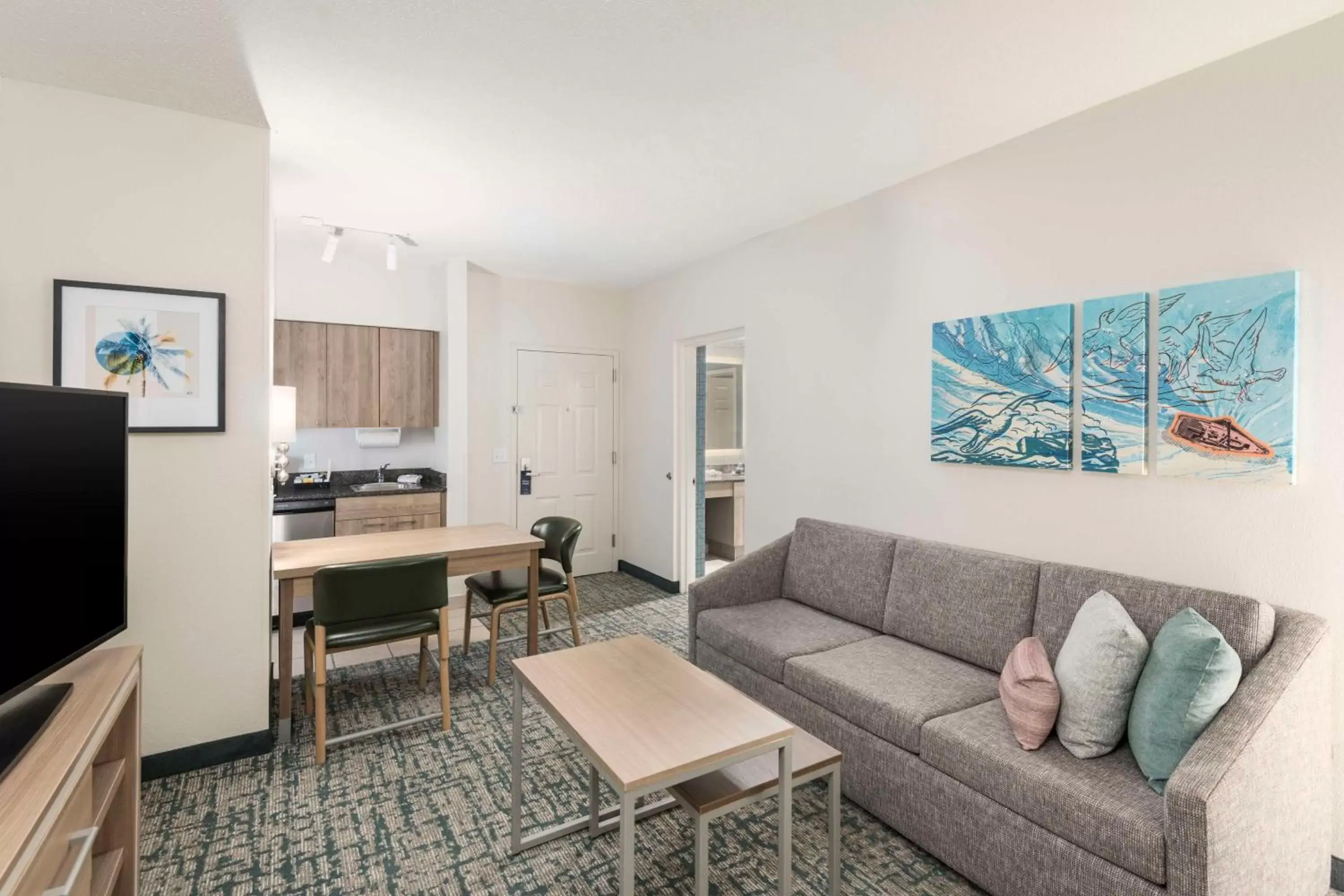 Kitchen or kitchenette, Seating Area in Homewood Suites Miami Airport/Blue Lagoon