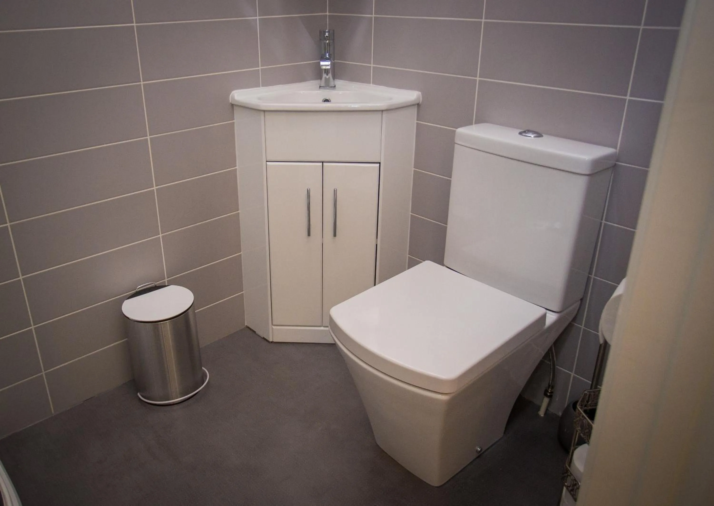 Toilet in Studios At Glenthorne