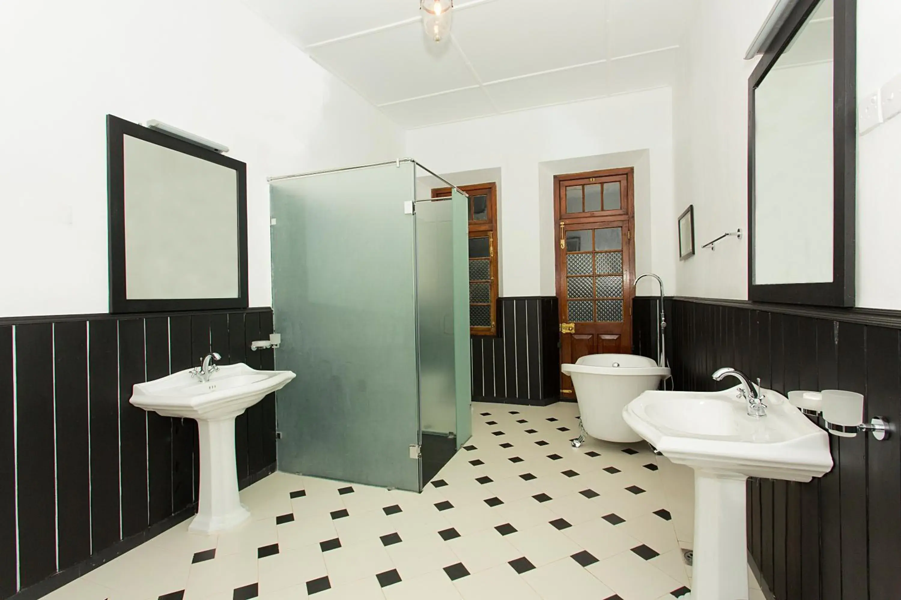 Shower, Bathroom in Mountbatten Bungalow