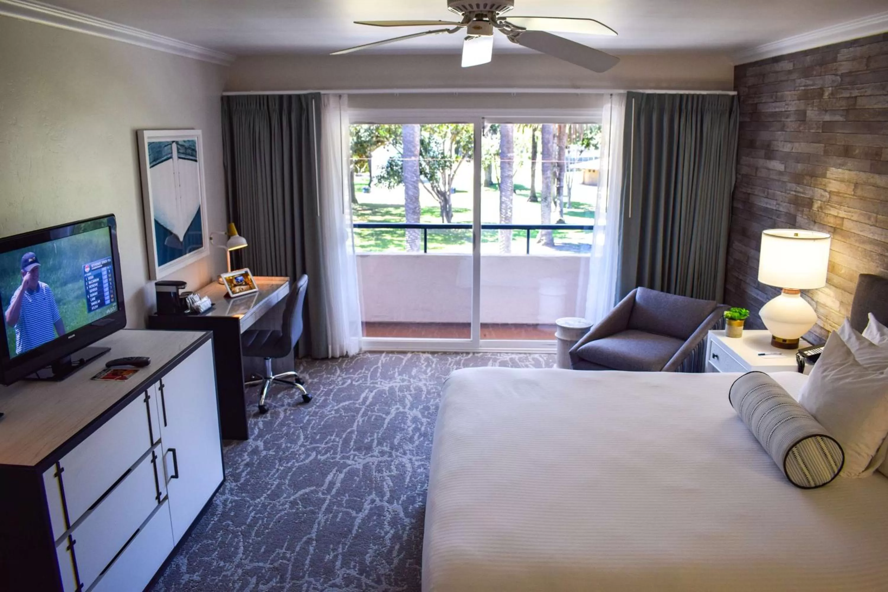 Photo of the whole room, Bed in Beachside Inn