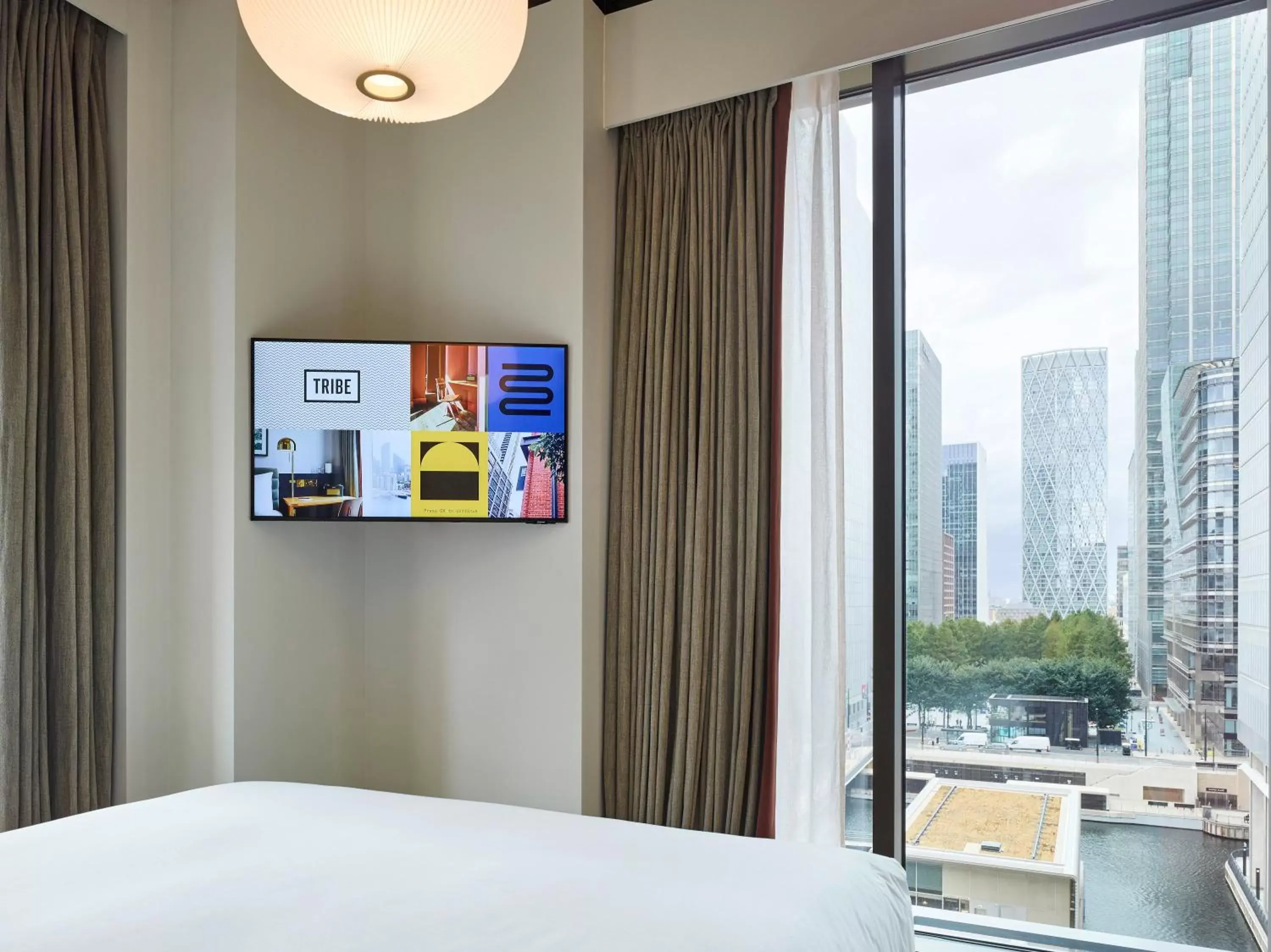Bedroom, TV/Entertainment Center in TRIBE London Canary Wharf