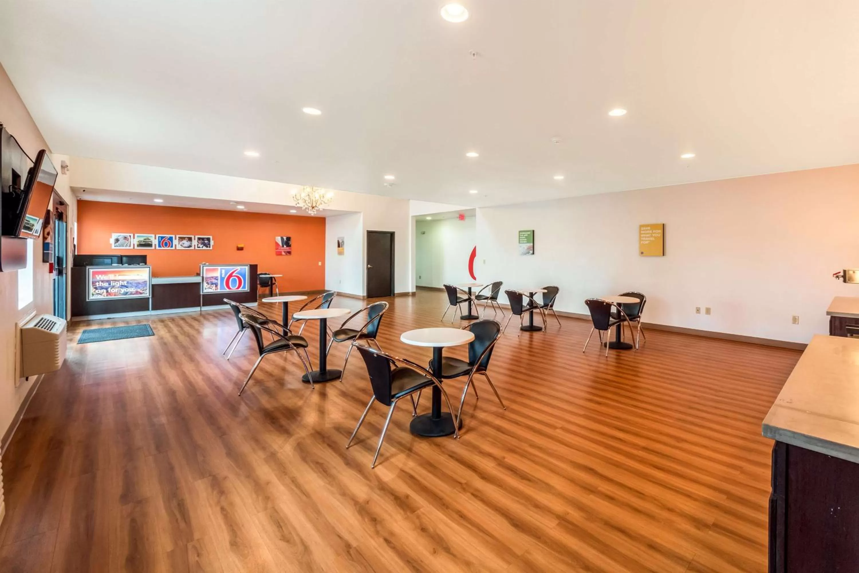 Communal lounge/ TV room in Motel 6-Jourdanton, TX