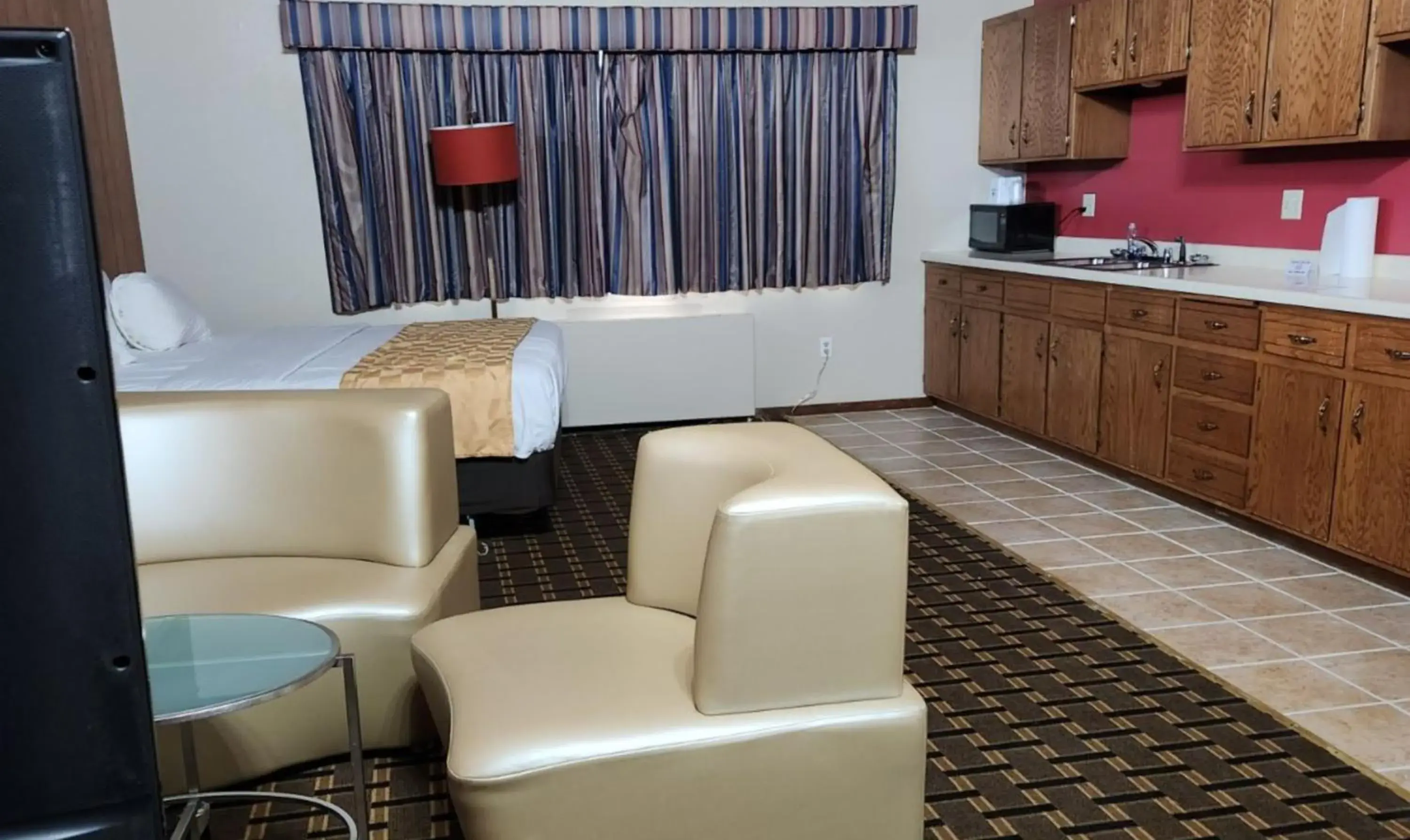 Kitchen or kitchenette, Seating Area in Americas Best Value Inn Hinckley