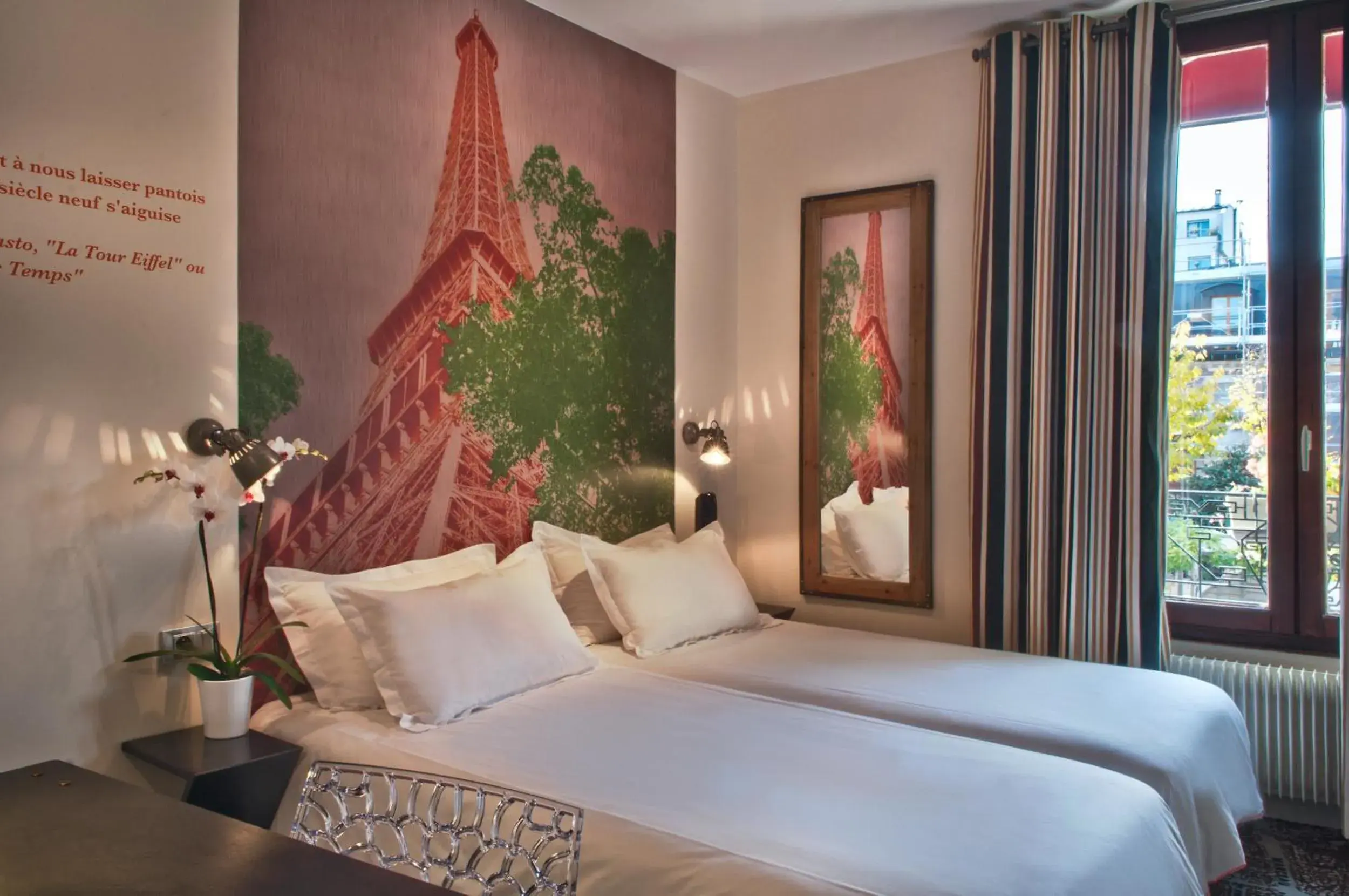 Bed in Hotel Alpha Paris Tour Eiffel