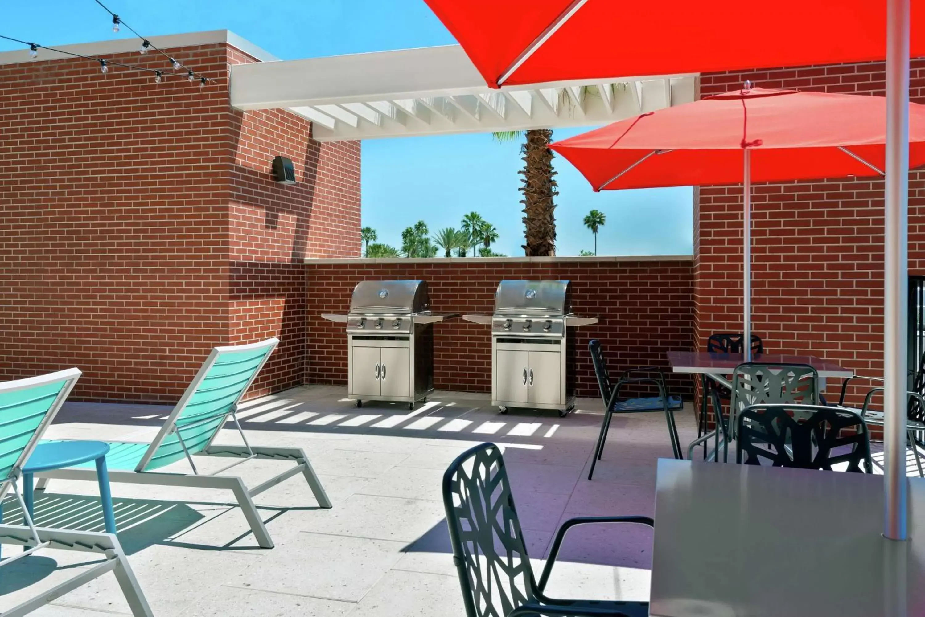 Patio, Restaurant/Places to Eat in Home2 Suites By Hilton Orlando Near Universal