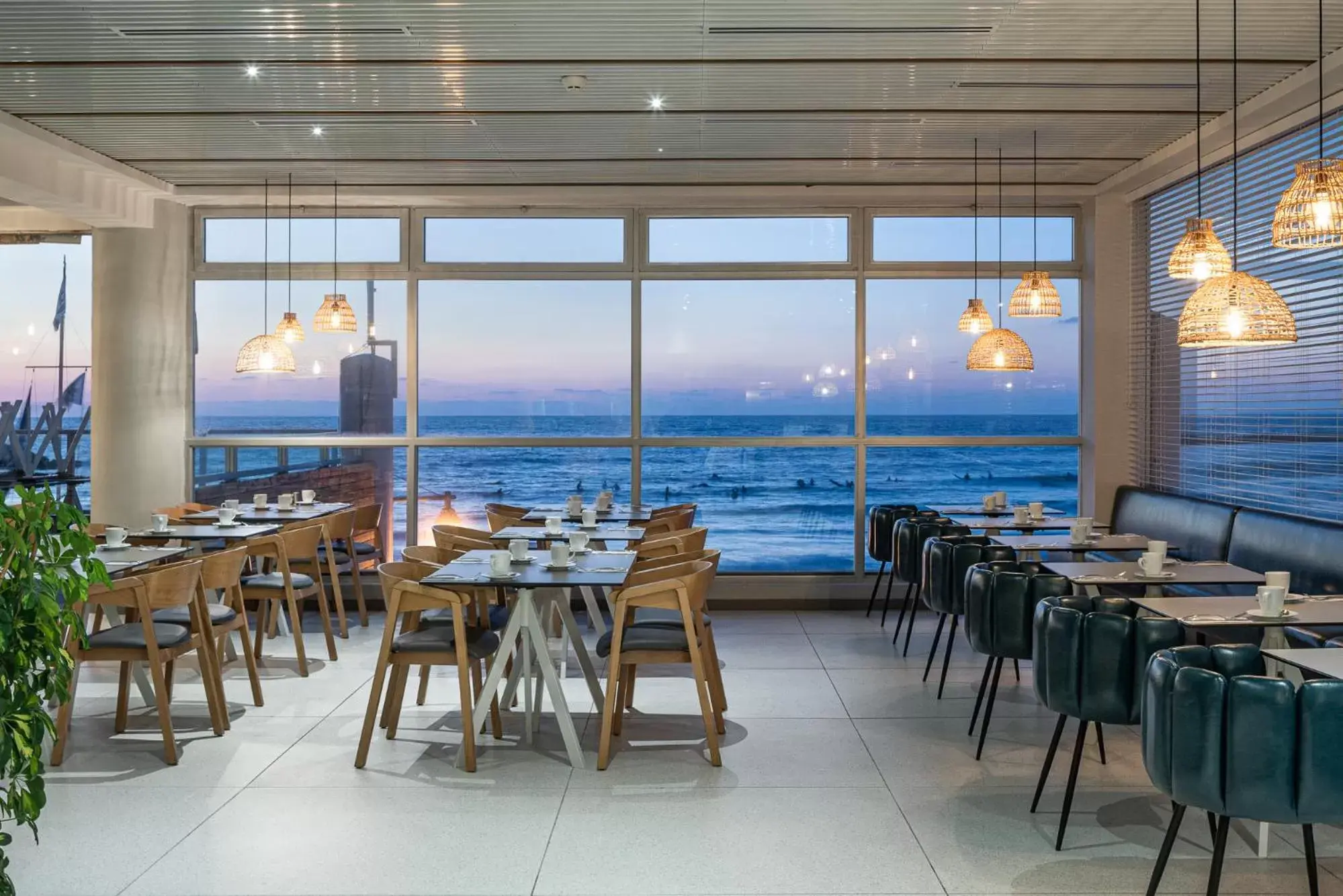 Breakfast, Restaurant/Places to Eat in Carlton Tel Aviv Hotel – Luxury on the Beach