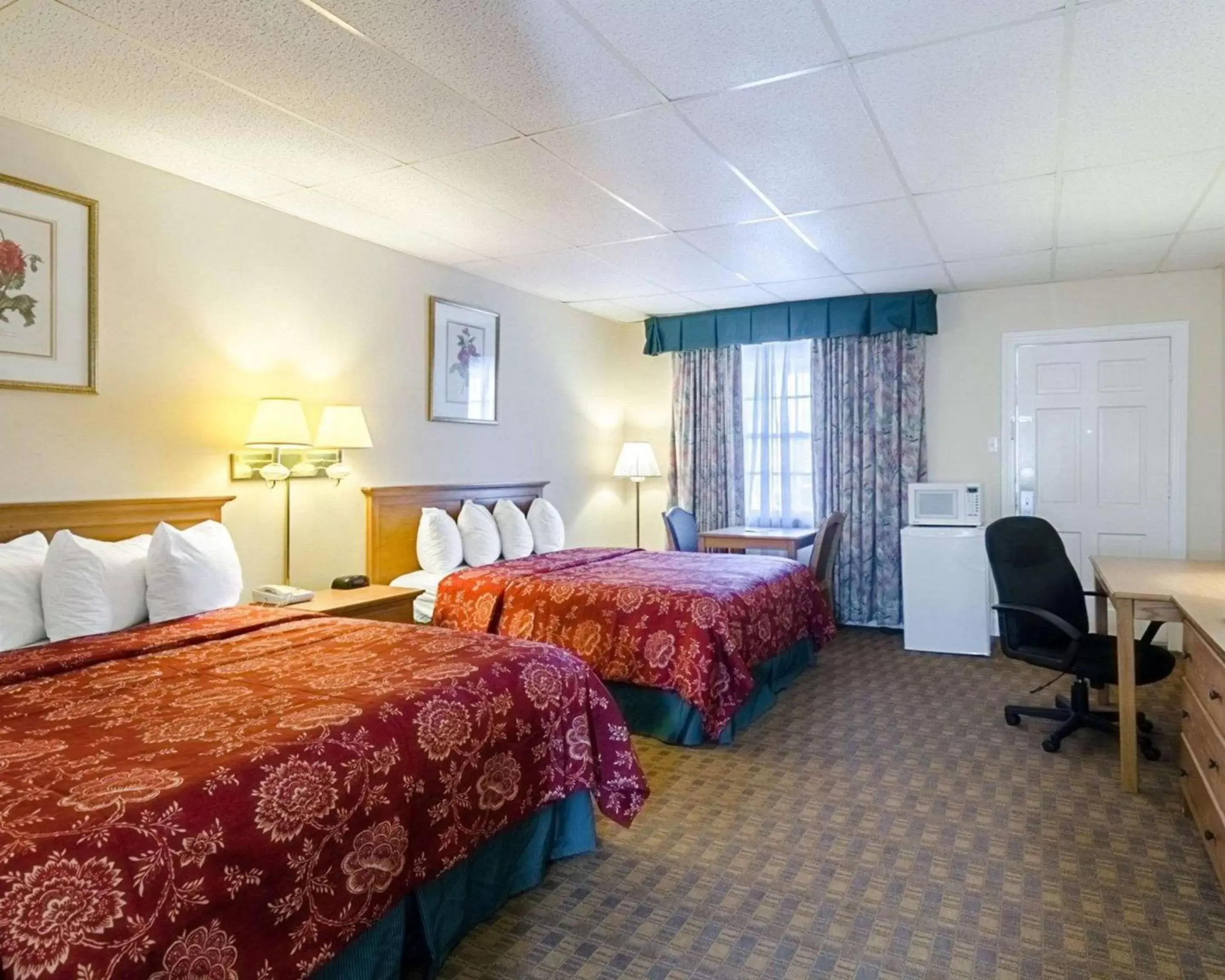 Photo of the whole room, Bed in Rodeway Inn Historic