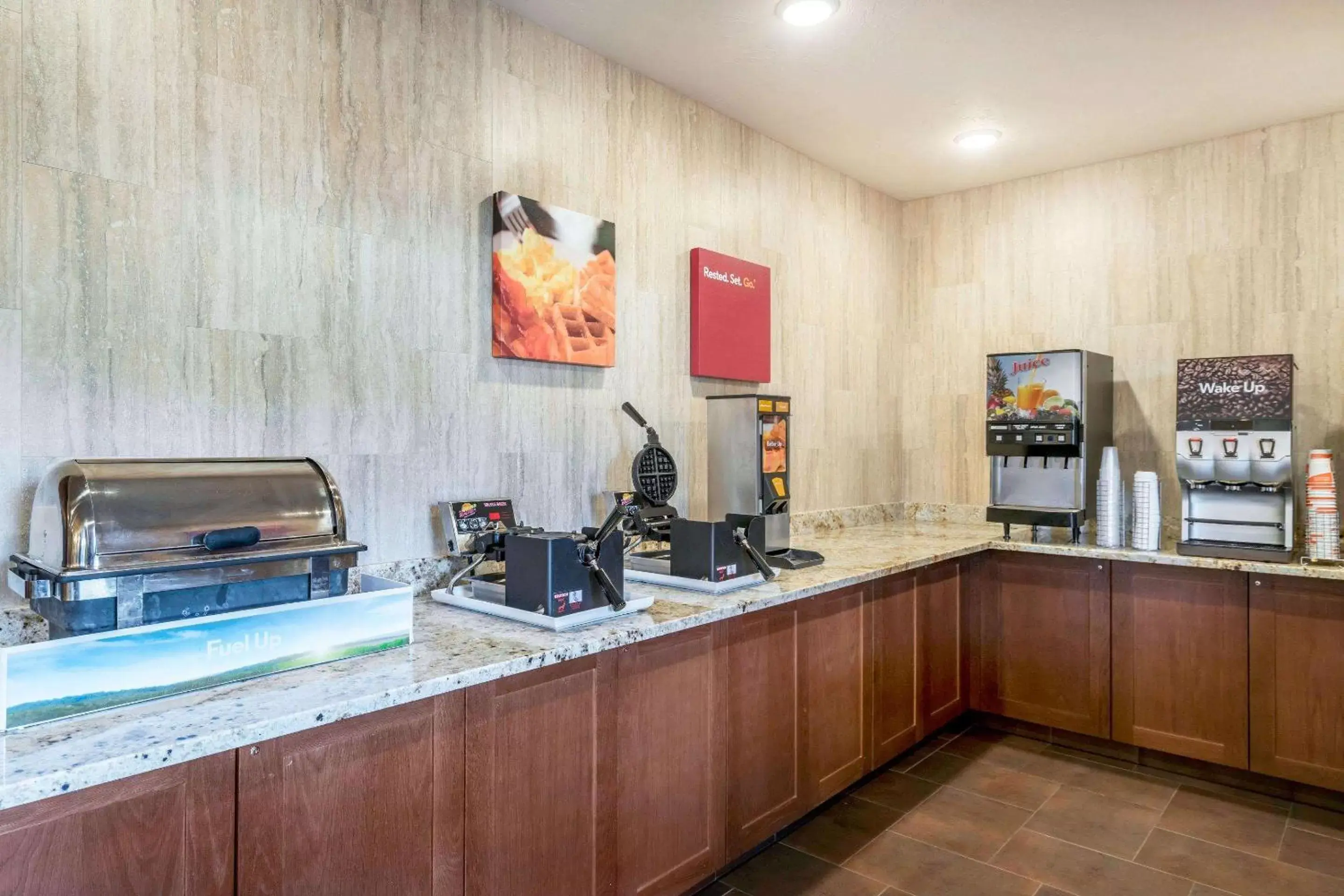 Restaurant/places to eat, Kitchen/Kitchenette in Comfort Suites Yakima