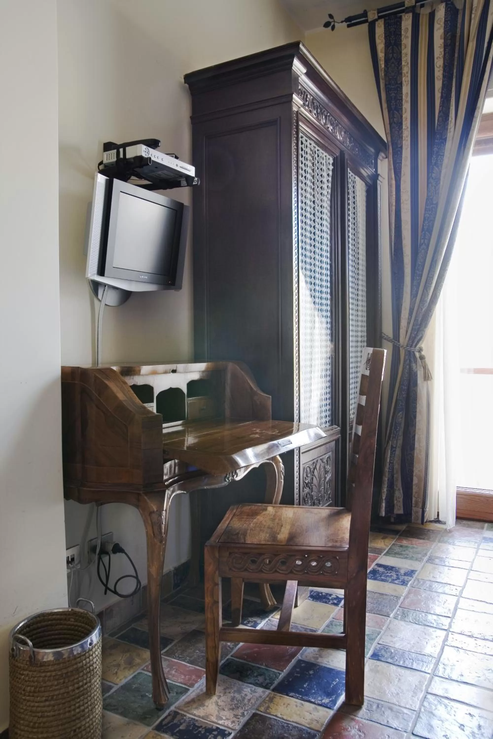 Decorative detail, TV/Entertainment Center in B&B Casamiranapoli