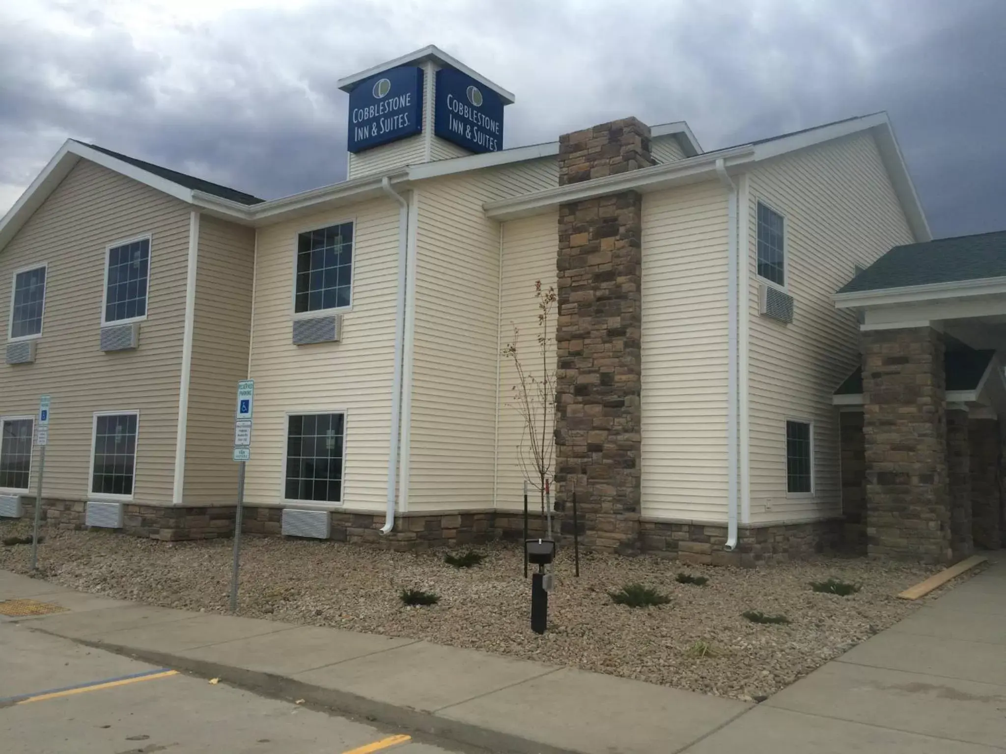 Facade/entrance, Property Building in Cobblestone Inn & Suites Steele