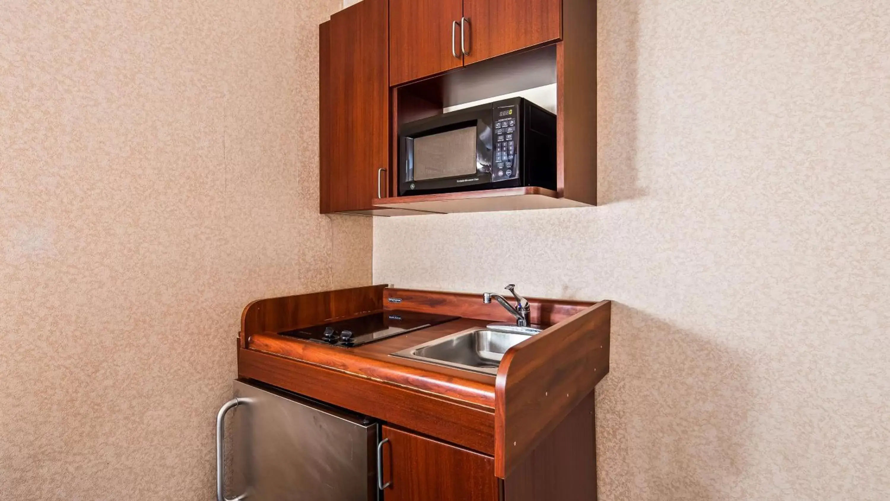 Kitchen or kitchenette, Kitchen/Kitchenette in Best Western Manassas